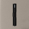 Secrid Miniwallet Crisple│art. MC-BLACK│Pasjeshouder en zijkant met taupe kleur op achtergrond