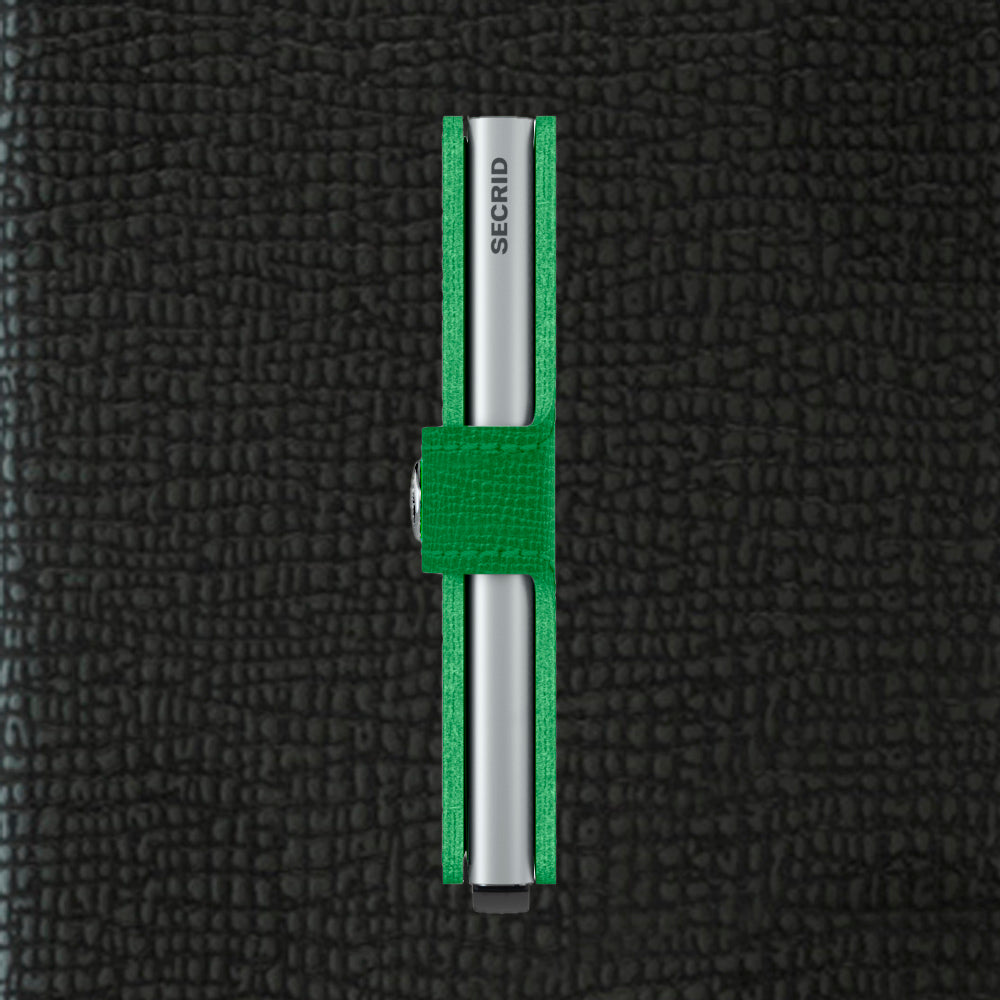 Secrid Miniwallet Crisple│art. MC-LIGHTGREEN│Pasjeshouder│zijkant met zwart leer op achtergrond