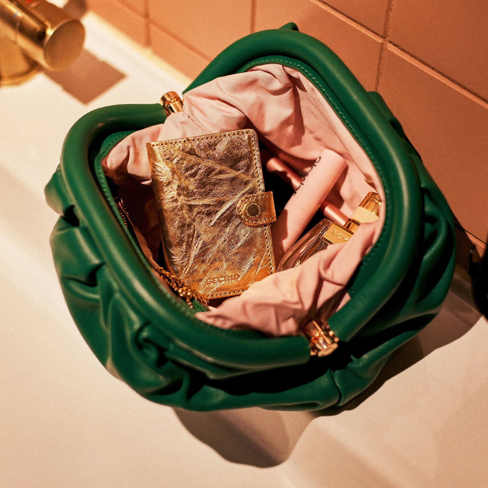 Secrid Miniwallet Crunch│art. MCR-GOLD│in groene damestas
