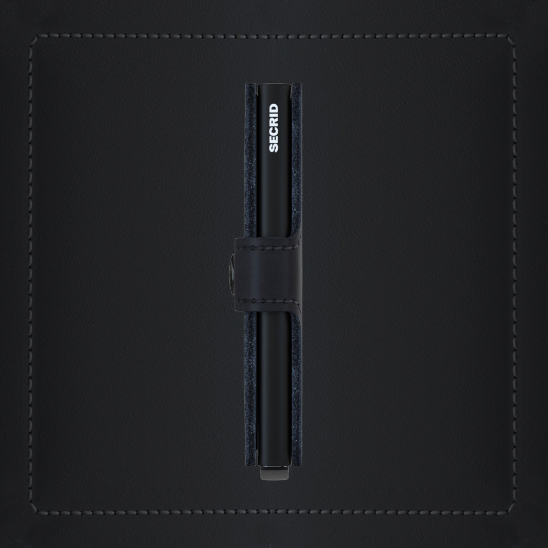 Secrid Miniwallet Matte Zwart│Pasjeshouder│art. MM-BLACK│zijkant met leersoort op achtergrond