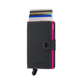 Secrid Miniwallet Matte│art. MM-BLACK&FUCHSIA│Pasjeshouder en Portemonnee│voorkant met uitgeschoven pasjes en clip