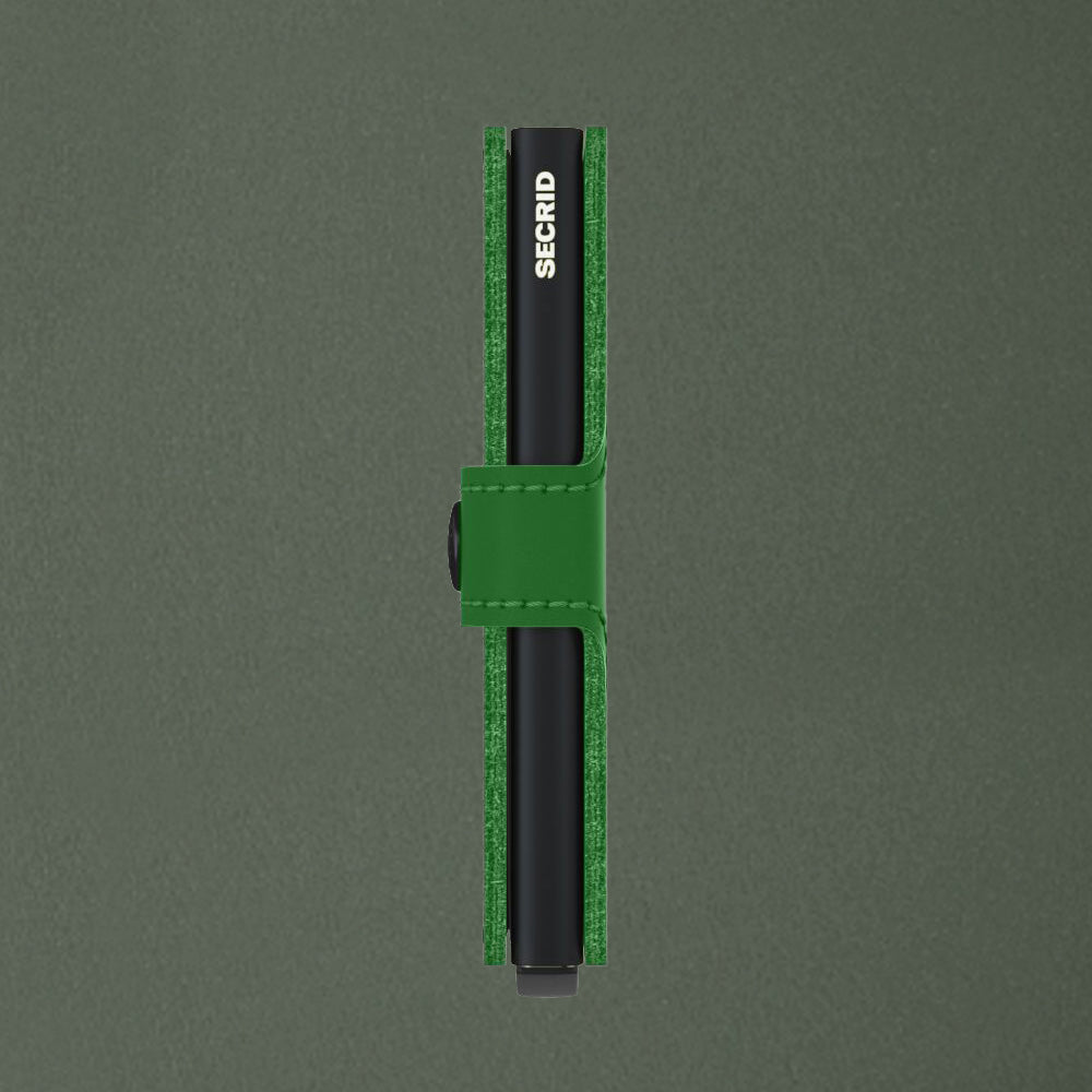 Secrid Miniwallet Matte│art. MM-BRIGHT-GREEN│Pasjeshouder│zijkant met donkergroene achtergrond