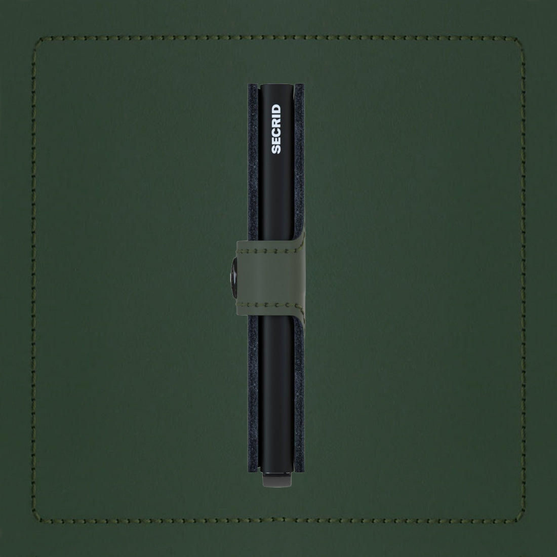 Secrid Miniwallet Matte│art. MM-GREEN-BLACK│Pasjeshouder│zijkant met leersoort op achtergrond