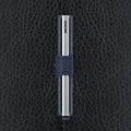 Secrid Miniwallet Veg│Pasjeshouder│art. MVG-NAVY-SILVER│zijaanzicht met leersoort Black op achtergrond
