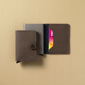 Secrid Slimwallet Carbon│art. SCA-KHAKI│Pasjeshouder│met miniwallet po beige ondergrond