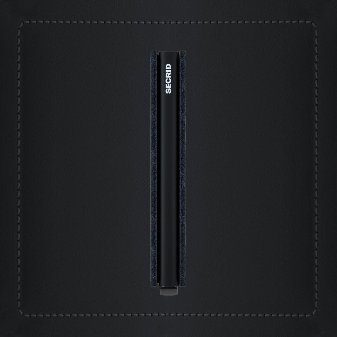 Secrid Slimwallet Matte│art. SM-BLACK│pasjeshouder│zijkant met leersoort op aachtergrond
