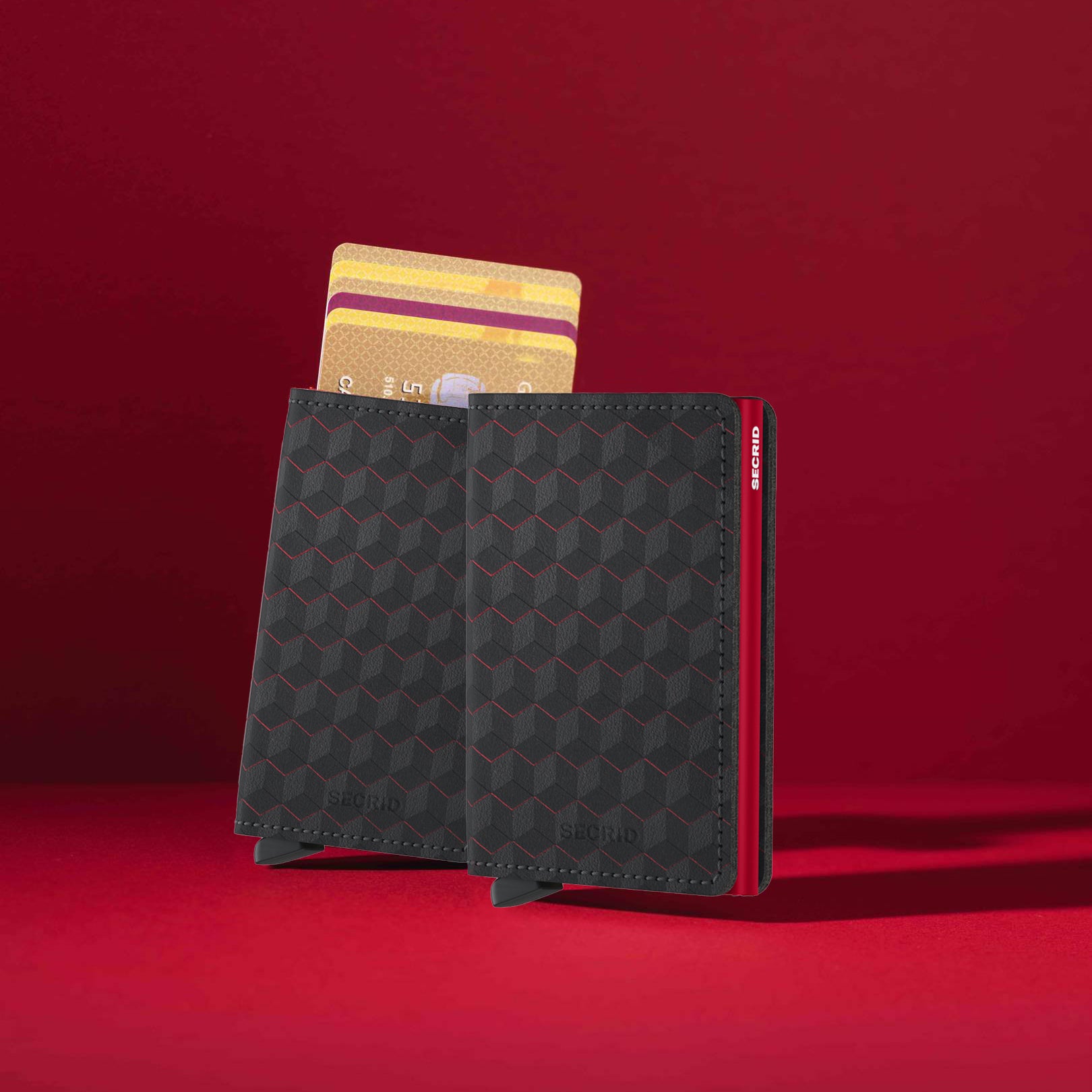 Secrid Slimwallet Optical│art. SOP-BLACK-RED│Pasjeshouder│met en zonder pasjes met rode achtergrond