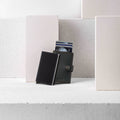 Secrid Slimwallet Original│art. SO-BLACK│Pasjeshouder│op betonblock met Miniwallet