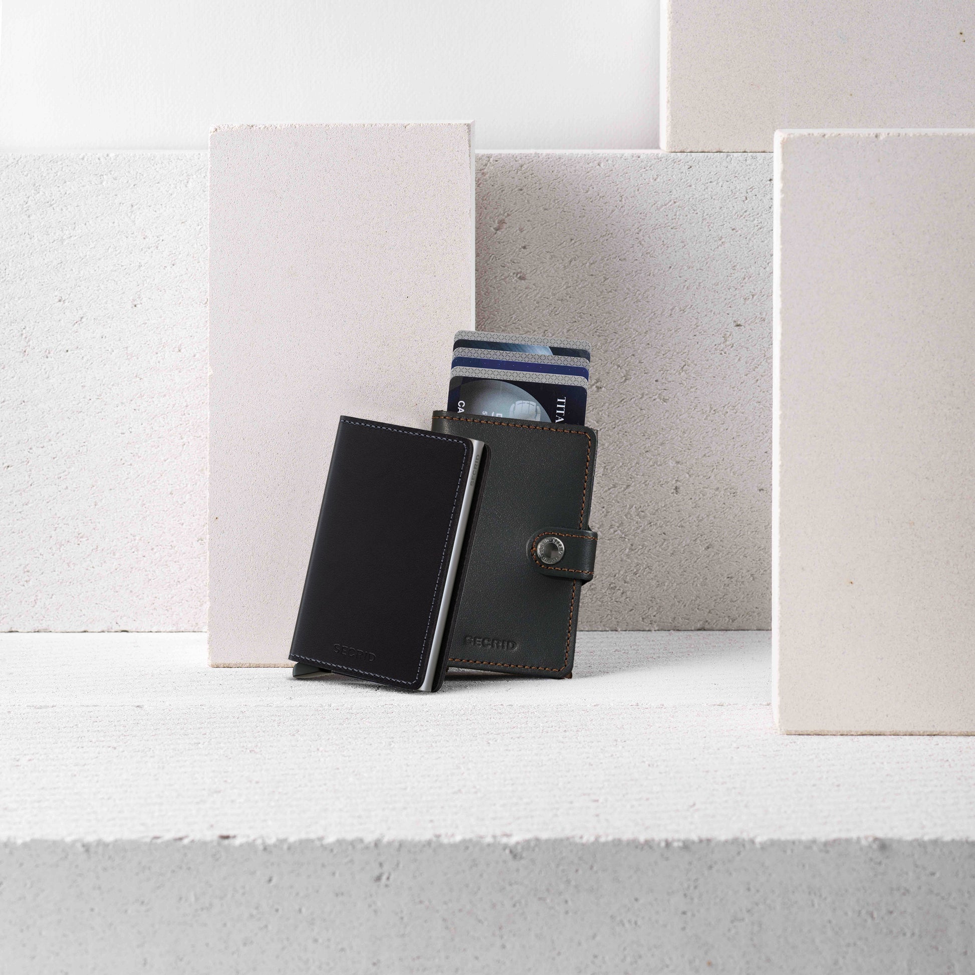 Secrid Slimwallet Original│art. SO-BLACK│Pasjeshouder│op betonblock met Miniwallet