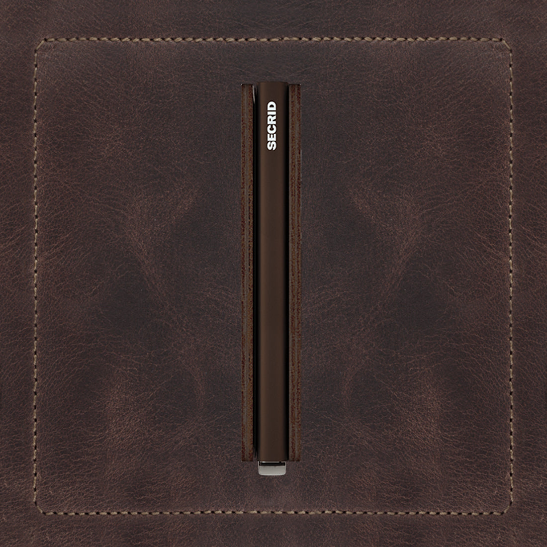 Secrid Slimwallet Vintage│art. SV-CHOCOLAT│Pasjeshouder│zijkant met leersoort op achtergrond