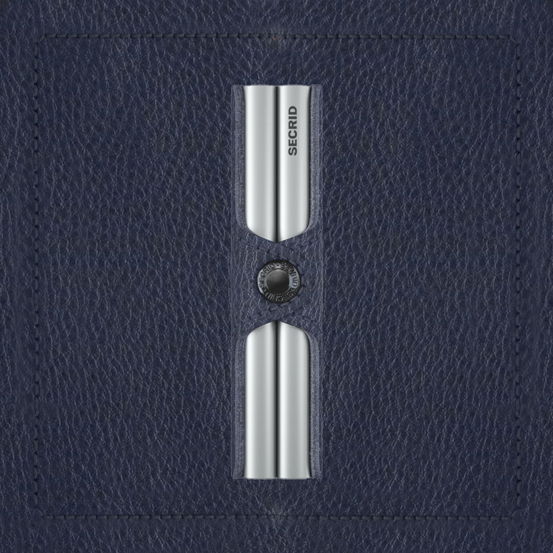 Secrid Twinwallet Veg│art. TVG-NAVY-SILVER│Pasjeshouder│zijkant met leersoort op achtergrond