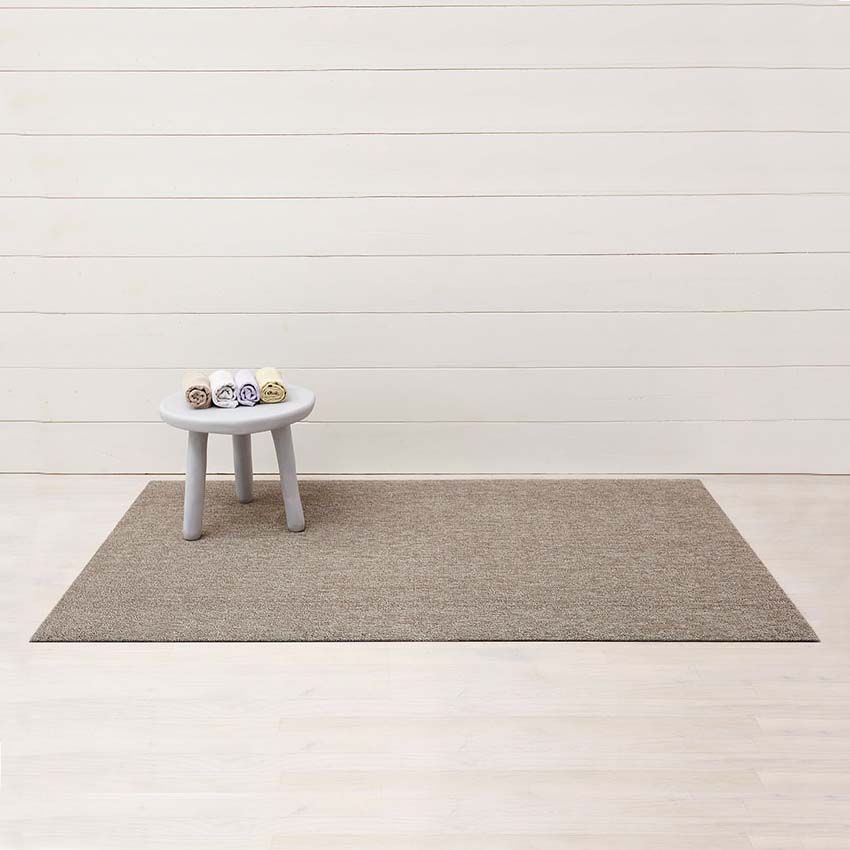 Chilewich Shag Deurmat 61x91 Heathered Pebble│art. 200551-007│vooraanzicht schui boven met tafletje op houten vloer