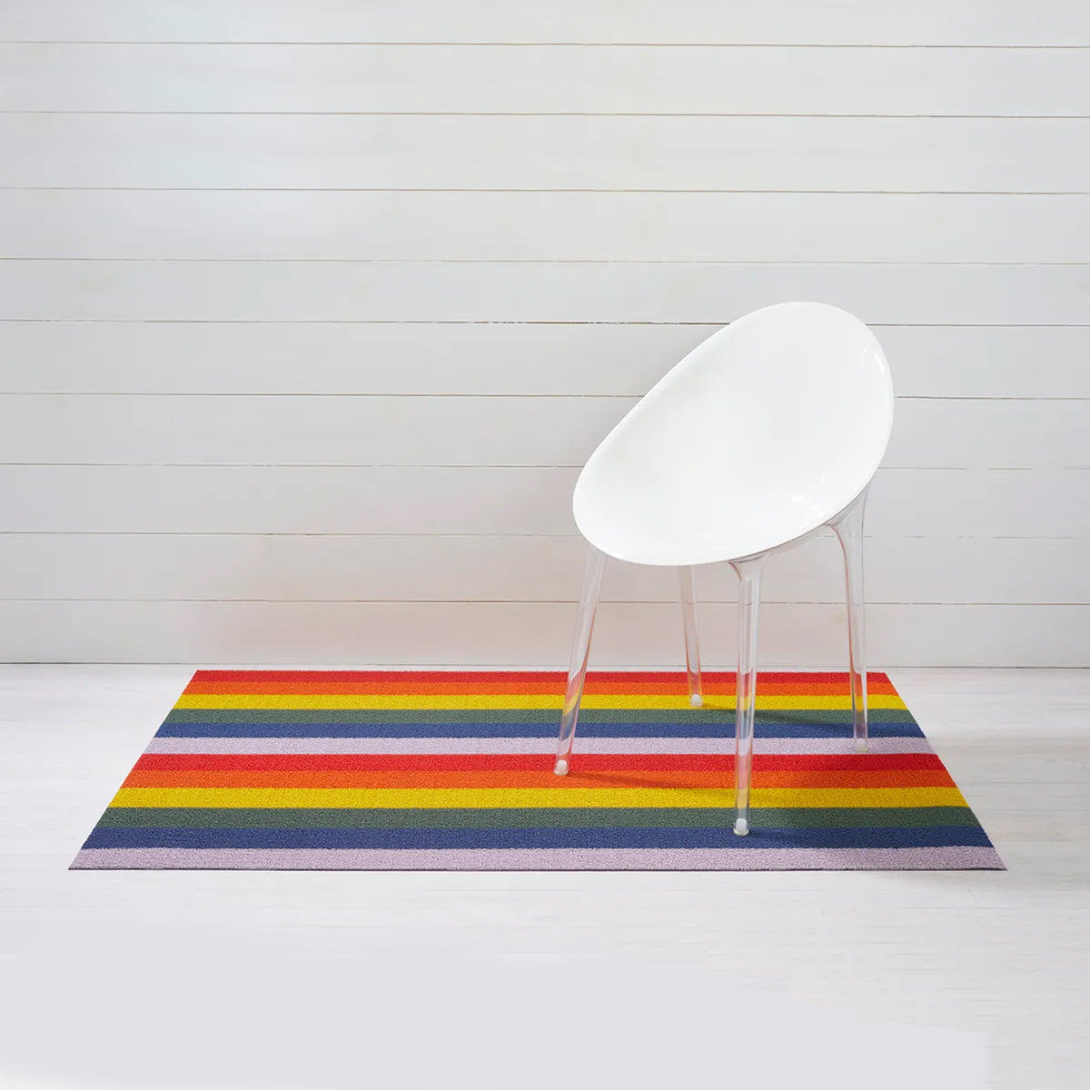 Chilewich Shag Deurmat 46x71 Pride Rainbow│art. 200872-001│op witte vloer met wit stoeltje