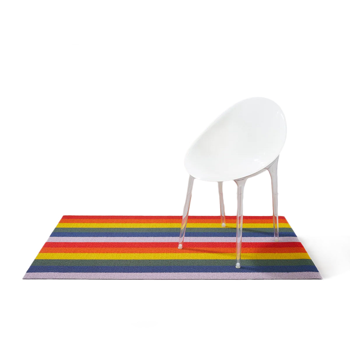 Chilewich Shag Deurmat 46x71 Pride Rainbow│art. 200872-001│met wit stoeltje en witte achtergrond