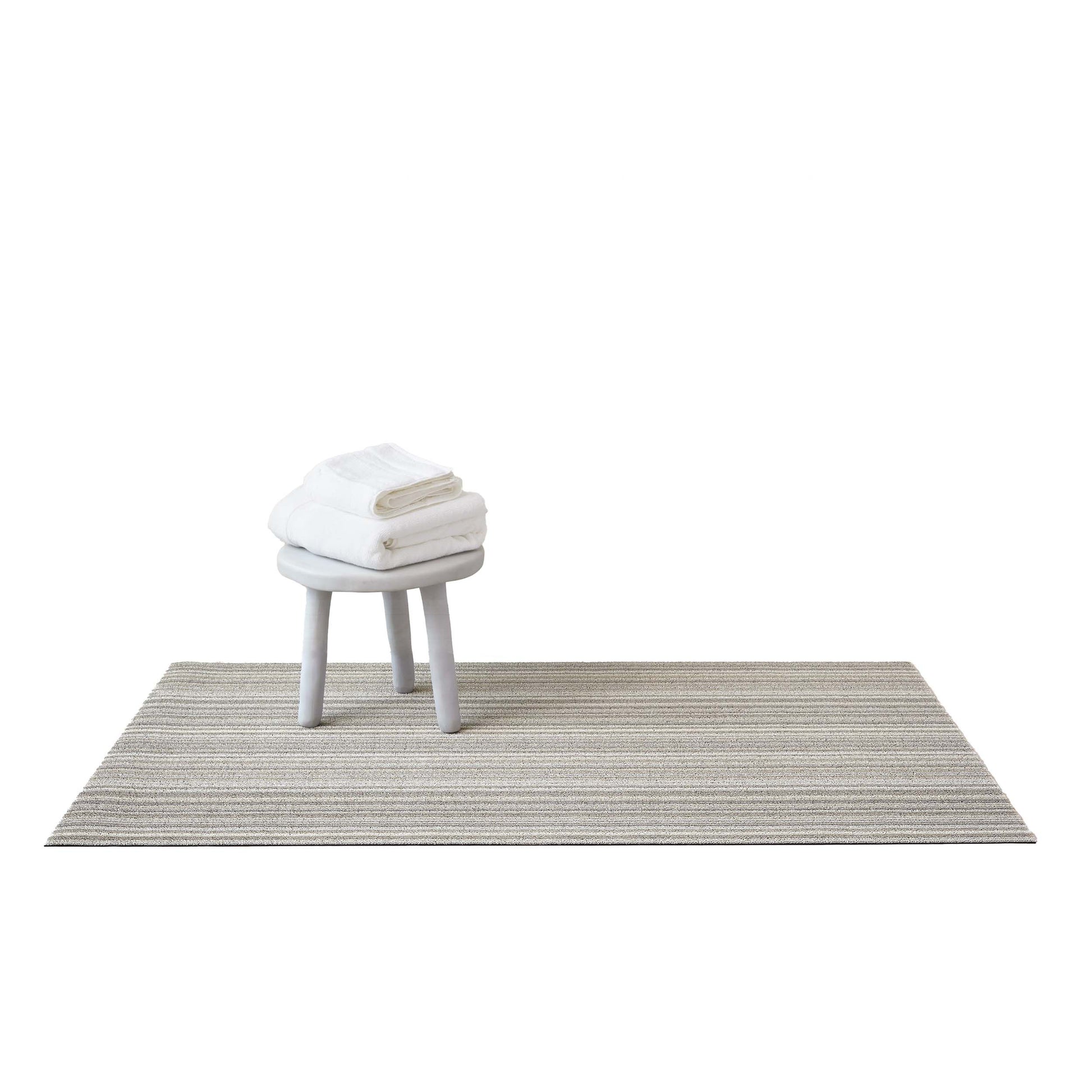 Chilewich Shag Deurmat 46x71 Skinny Stripe Birch│art. 200134-001│vooraanzicht schuin met houten krukje en witte achtergrond