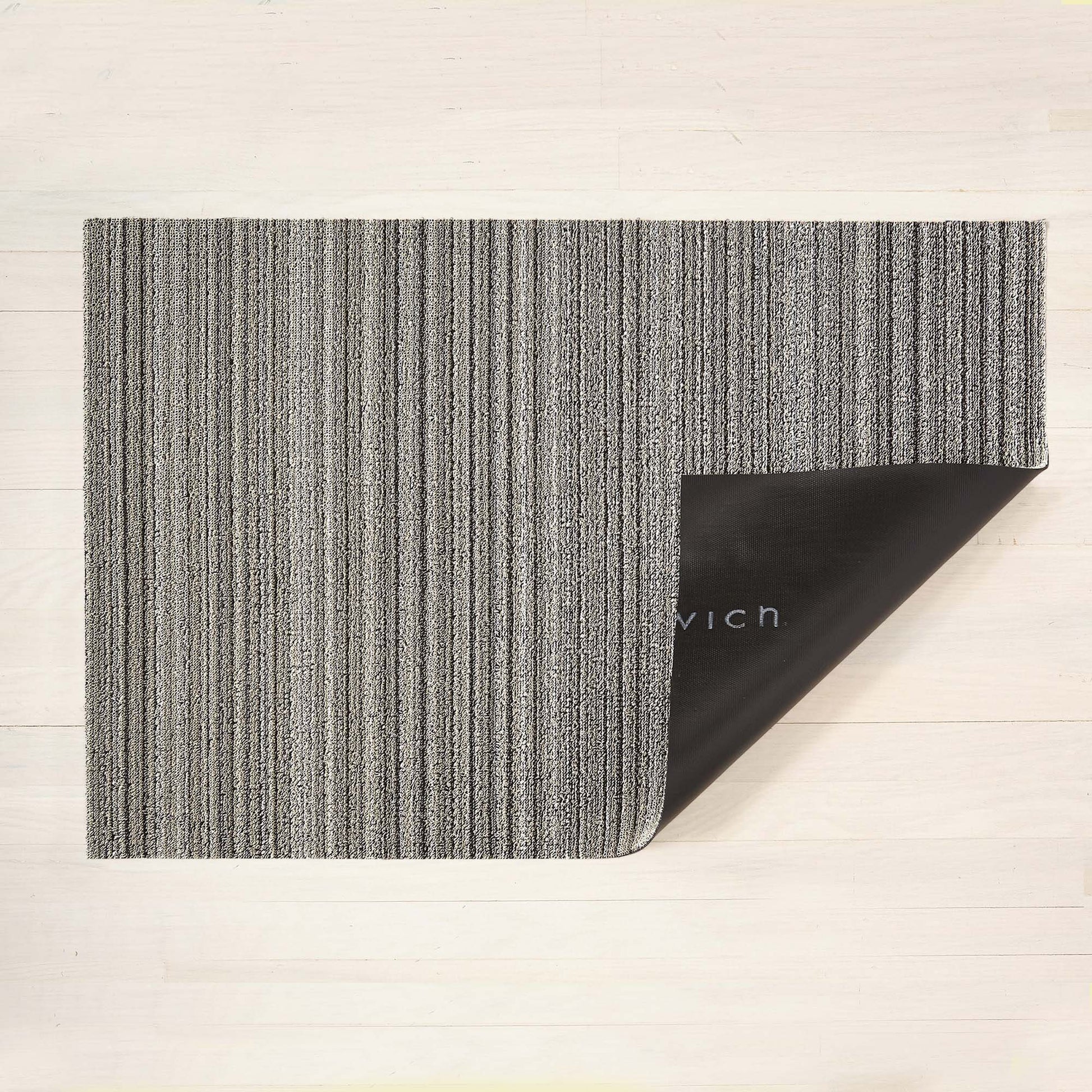 Chilewich Shag Deurmat 46x71 Skinny Stripe Birch│art. 200134-001│bovenaanzicht met hoekpunt omgevouwen