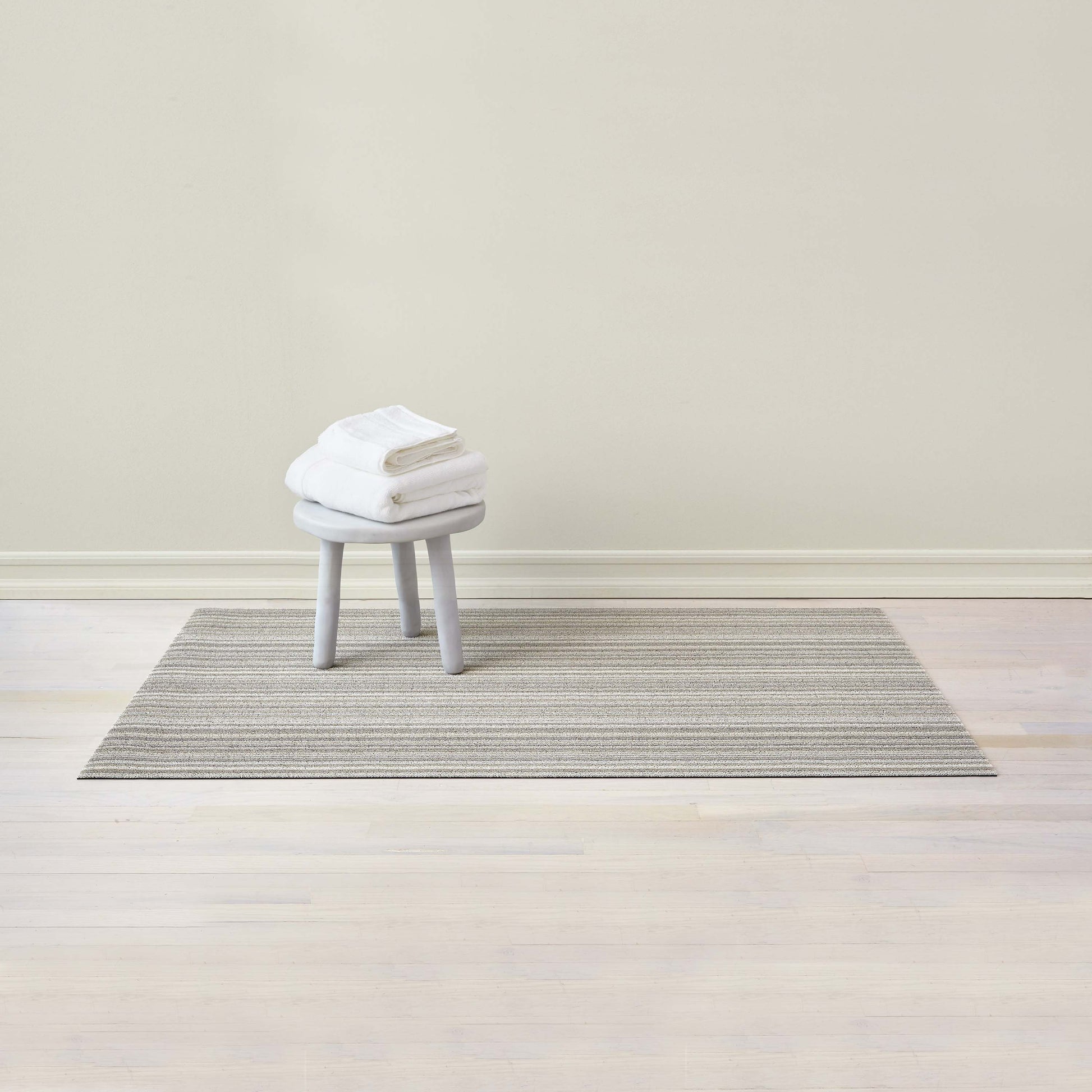 Chilewich Shag Deurmat 46x71 Skinny Stripe Birch│art. 200134-001│vooraanzicht met krukje op houten vloer