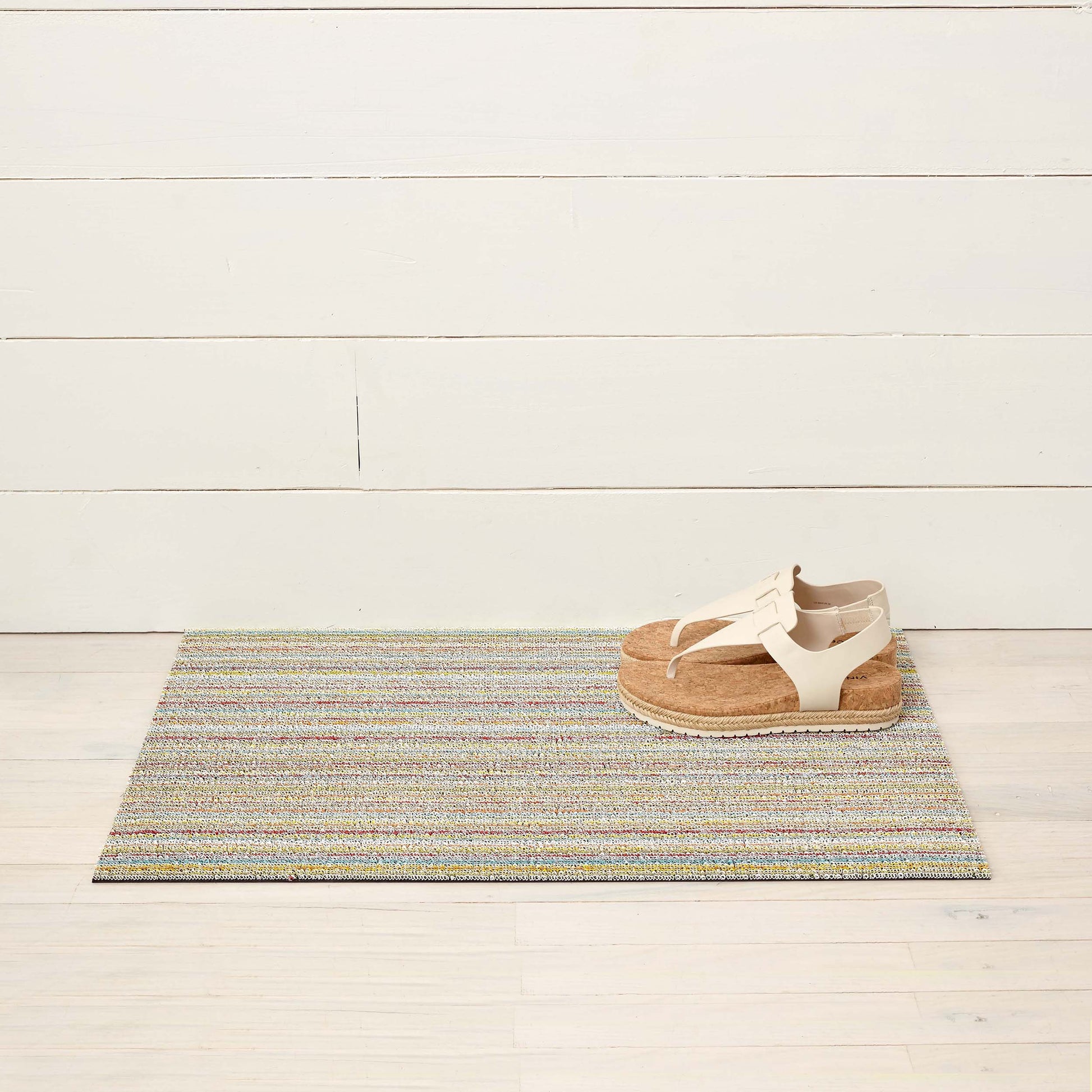 Chilewich Shag Deurmat 61x91 Skinny Stripe Soft Multi│art. 200133-011│met sandalen op houten vloer
