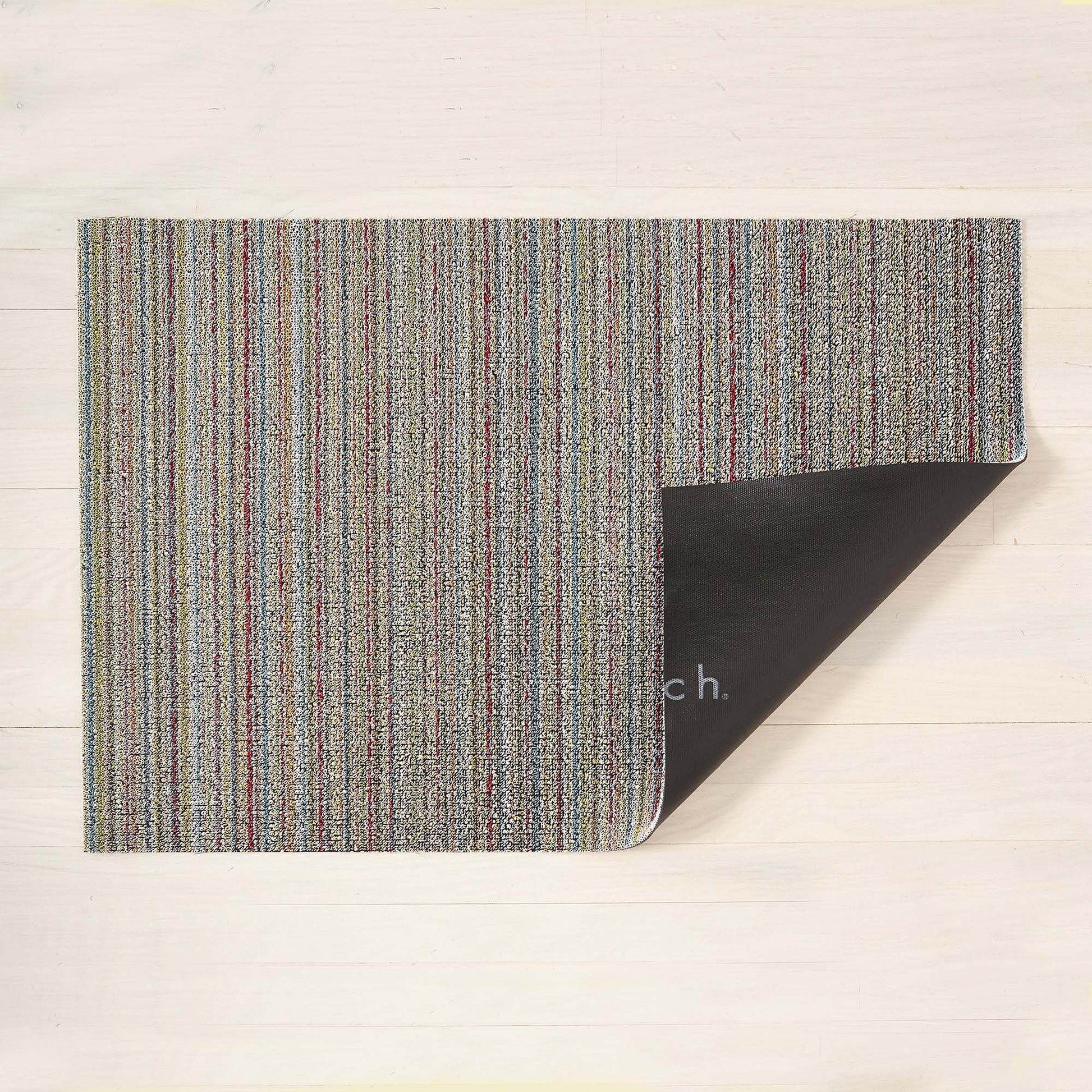 Chilewich Shag Deurmat 61x91 Skinny Stripe Soft Multi│art. 200133-011│bovenaanzicht met omgevouwen hoek op houten vloer