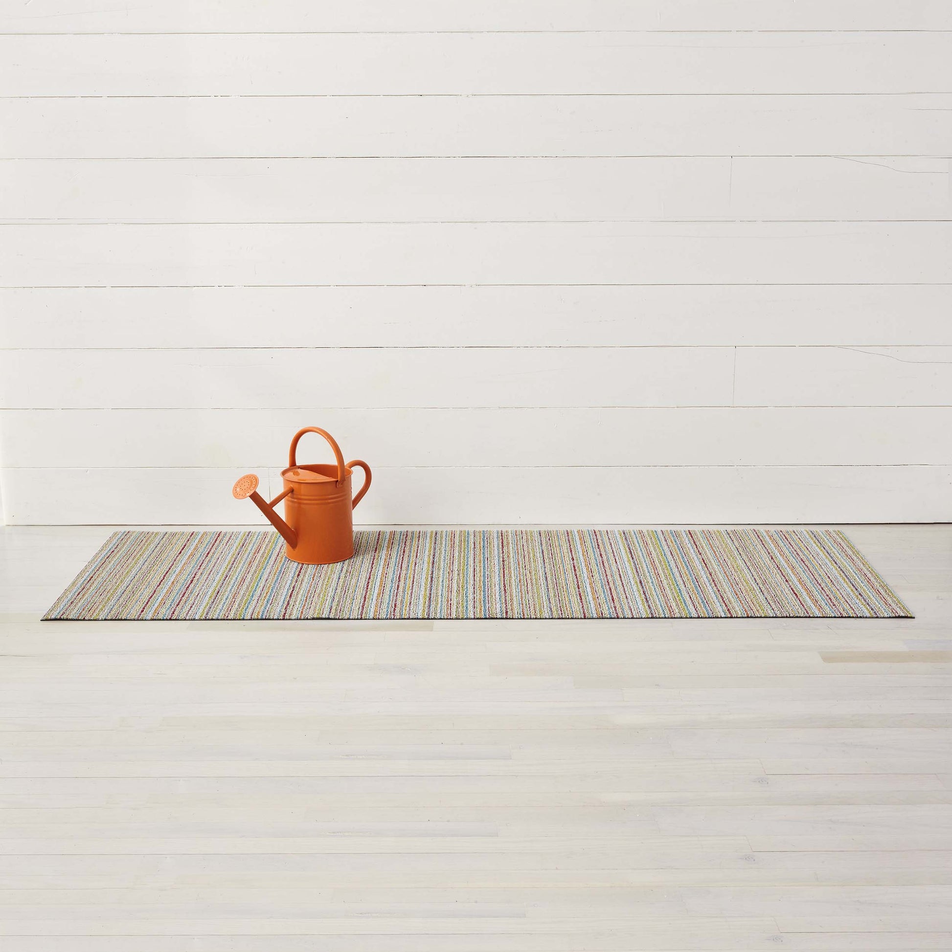 Chilewich Shag Deurmat 61x91 Skinny Stripe Soft Multi│art. 200133-011│met gieter op houten vloer