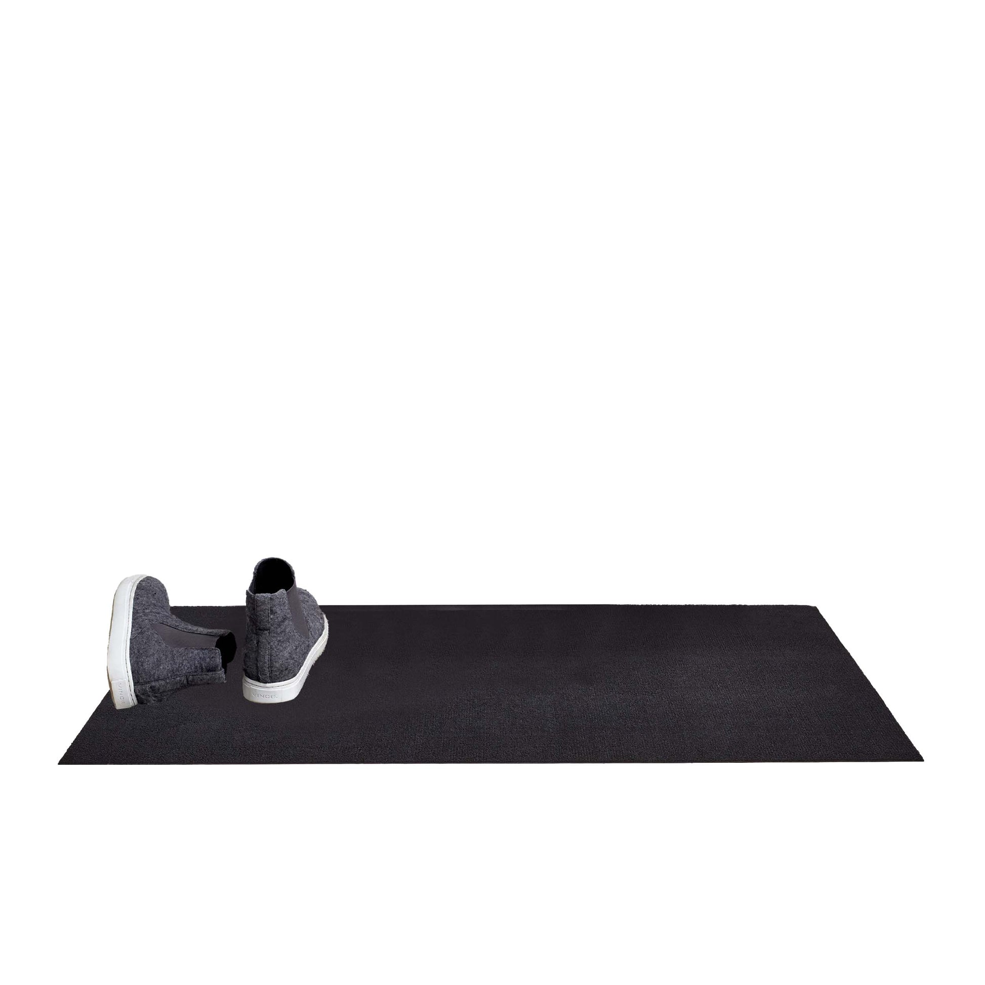 Chilewich Shag Deurmat 46x71 Solid Black│art. 200138-001│vooraanzicht schuin met wollen laarsjes