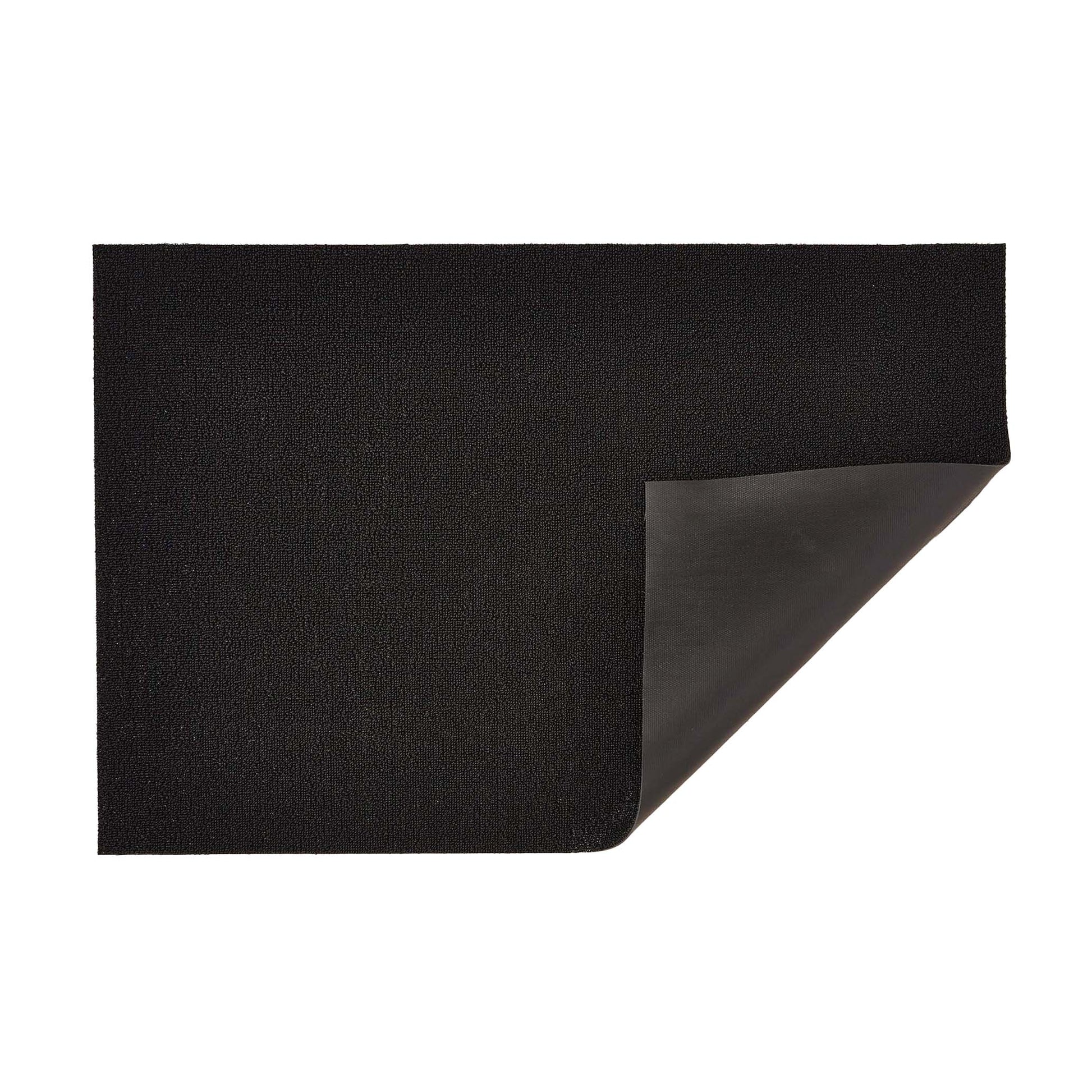 Chilewich Shag Deurmat Solid Black│art. 200140-001│bovenaanzicht met omgevouwen hoek en witte achtergrond
