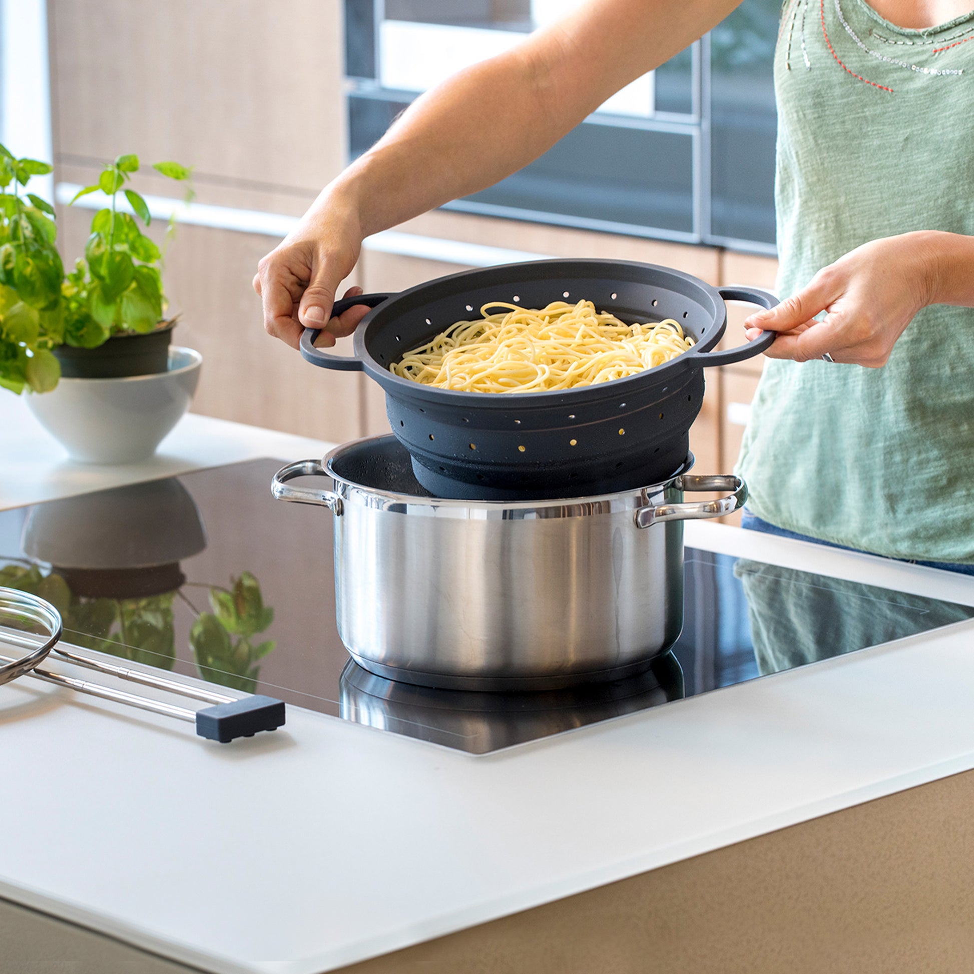 Sieb.Up Opvouwbaar Keuken Vergiet Brainstream│art. A005720│met pasta afgieten in pan