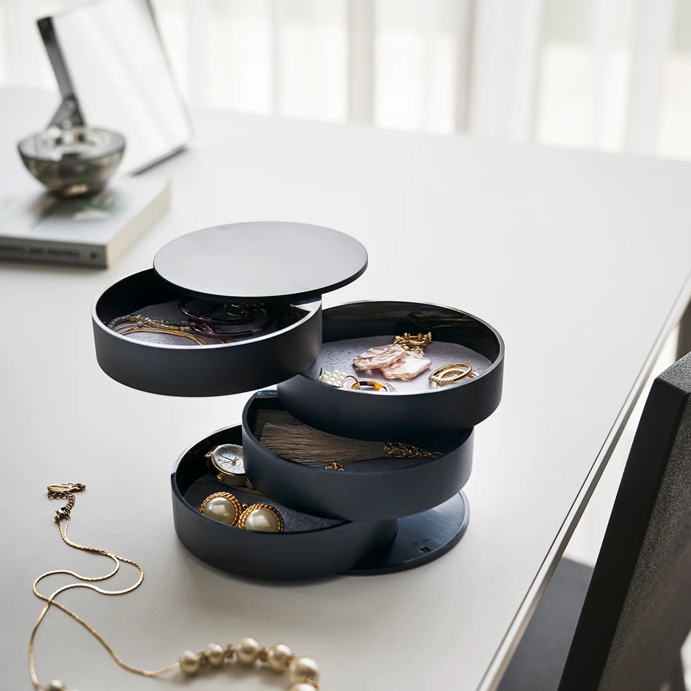 Sieradendoos Rond 4-Laags Zwart│Yamazaki│art. 04069│op tafel met sieraden
