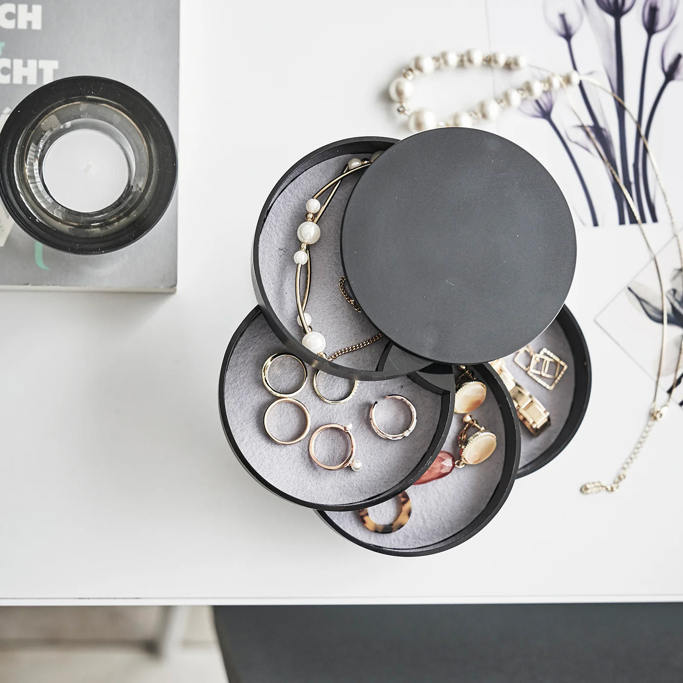 Sieradendoos Rond 4-Laags Zwart│Yamazaki│art. 04069│bovenaanzicht geopend met sieraden