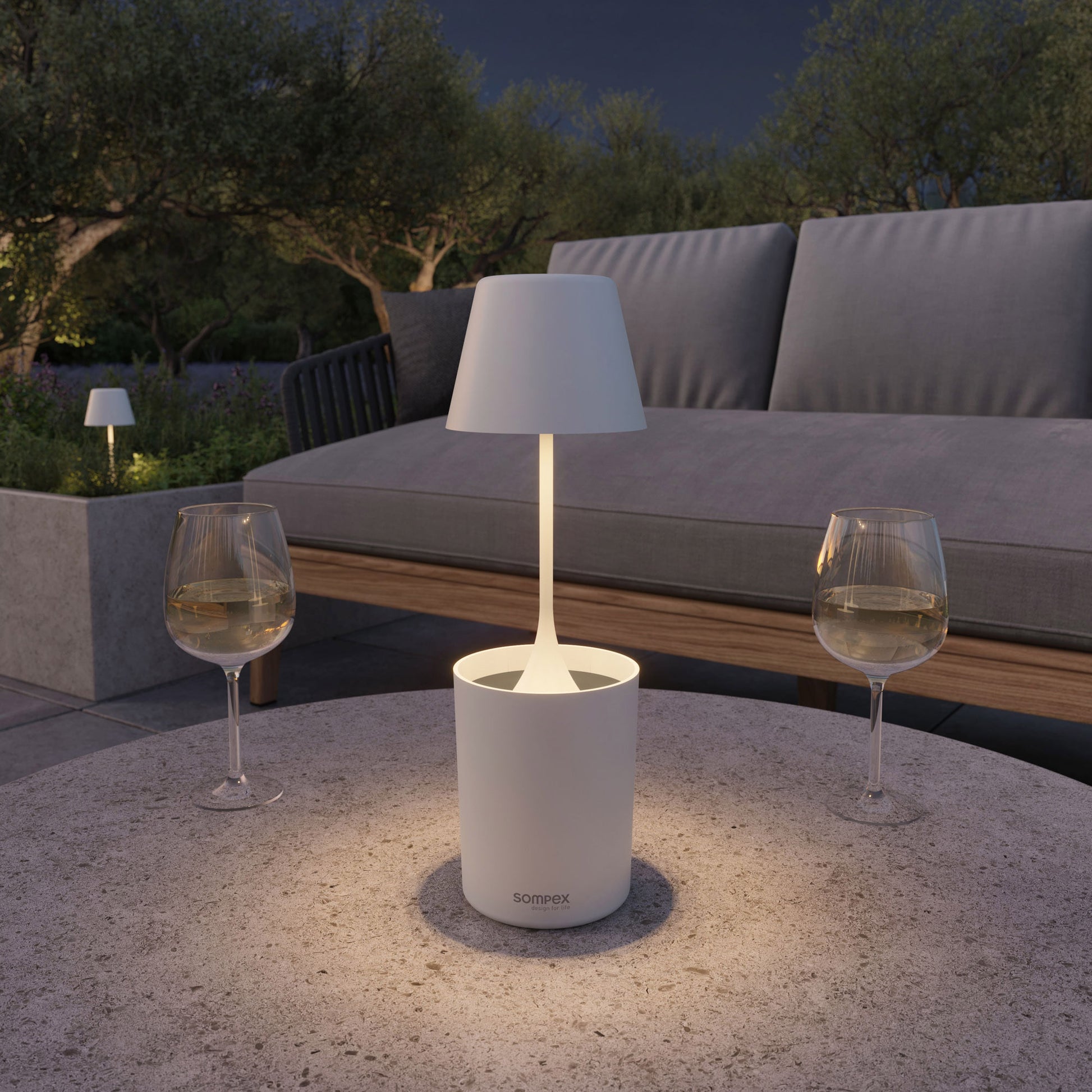 Sompex Peeky Oplaadbare Tafellamp & Groeilamp voor Planten Sand│art. 72723│op buitentafel met licht aan