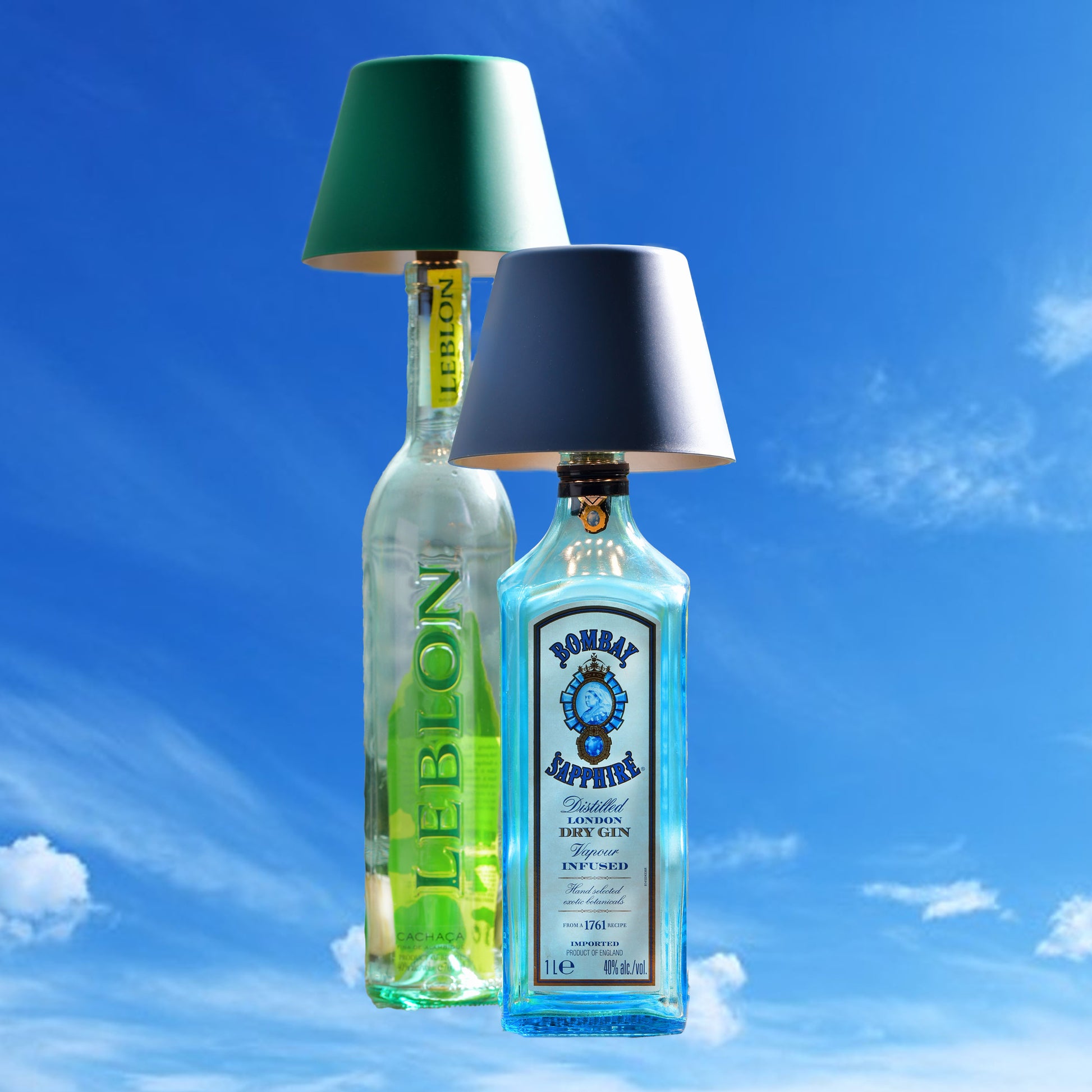 Sompex Top 2.0 Oplaadbare Flessenlamp│Blauw│Butenverlichting│art. 72522│met groene versie en wolken op achtergrond