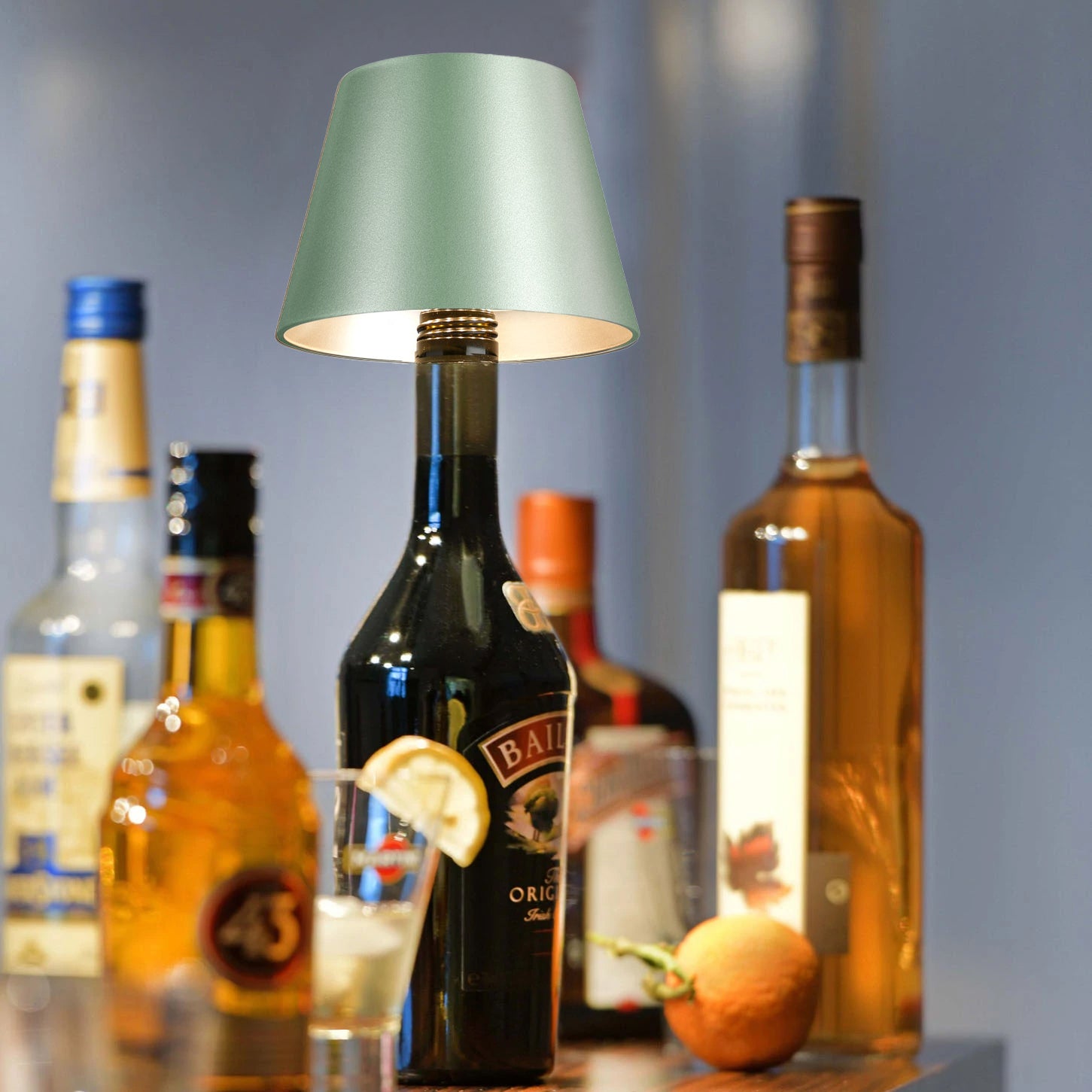 Sompex Top 2.0 Groen Metallic│art. 72542│met licht aan op fles sterke drank
