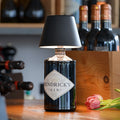 Sompex Top 2.0 Oplaadbare Flessenlamp│Zwart│Buitenverlichting│art. 72520│op glazen fles met licht aan