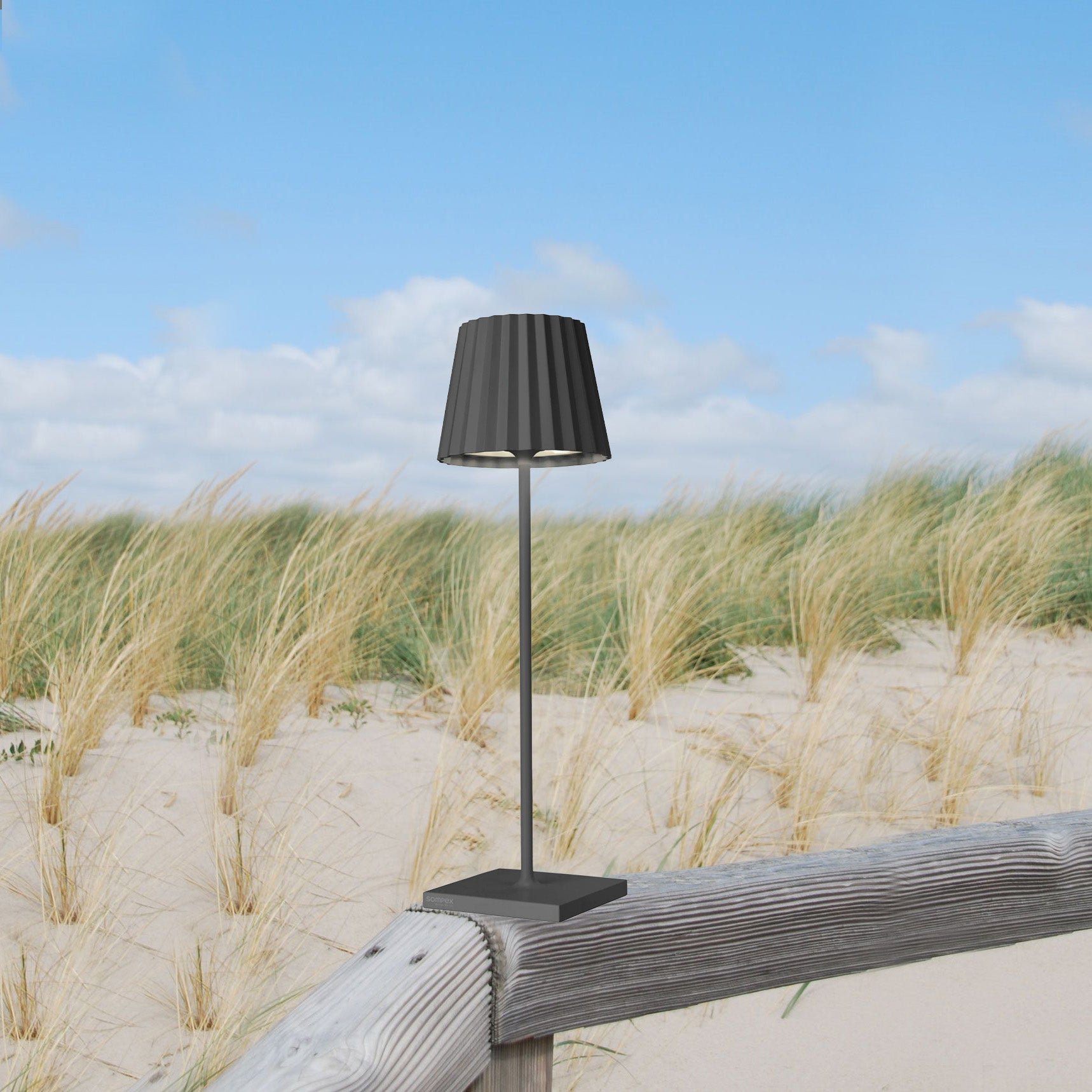 Sompex Troll 2.0 Antraciet│Oplaadbare Tafellamp│Buitenverlichting│art. 78180│op houten hek in duinen
