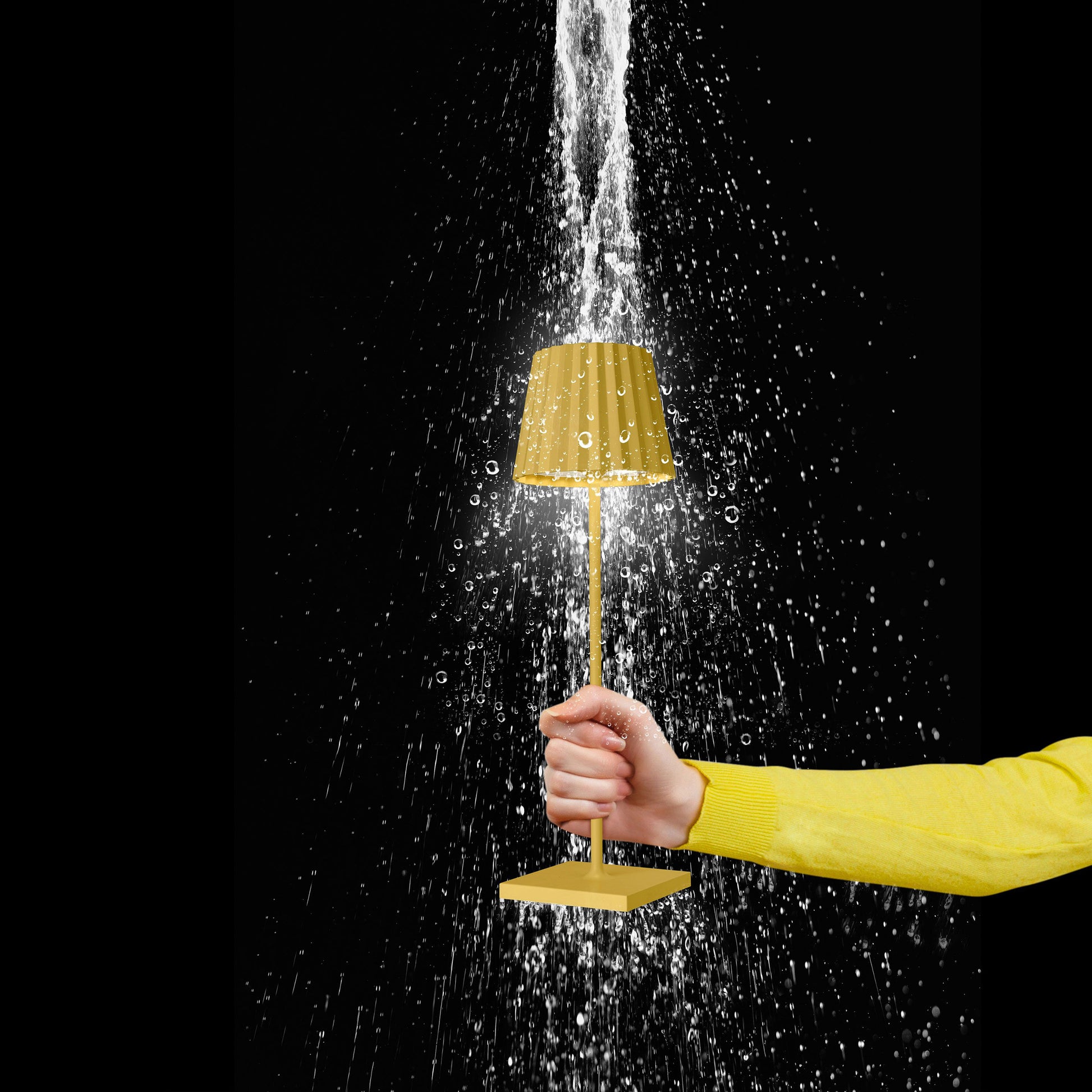 Sompex Troll 2.0 Geel│Oplaadbare tafellamp│Buitenverlichting│art. 78172│in hand onder spatwater