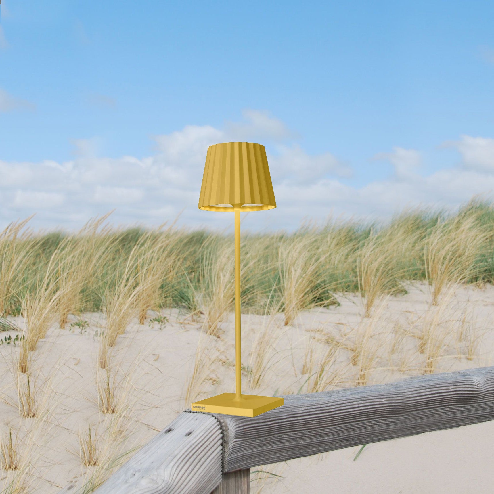 Sompex Troll 2.0 Geel│Oplaadbare tafellamp│Buitenverlichting│art. 78172│op houten hek in duinen