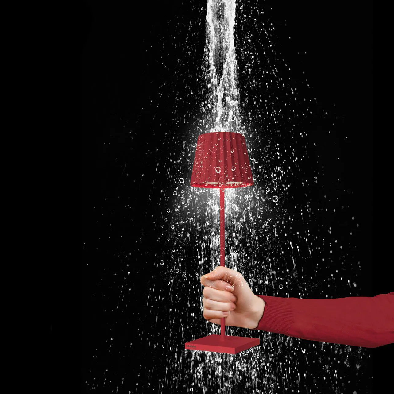 Sompex Troll 2.0 Rood│Buitenverlichting│art. 78181│vastgehouden in hand onder regenwater