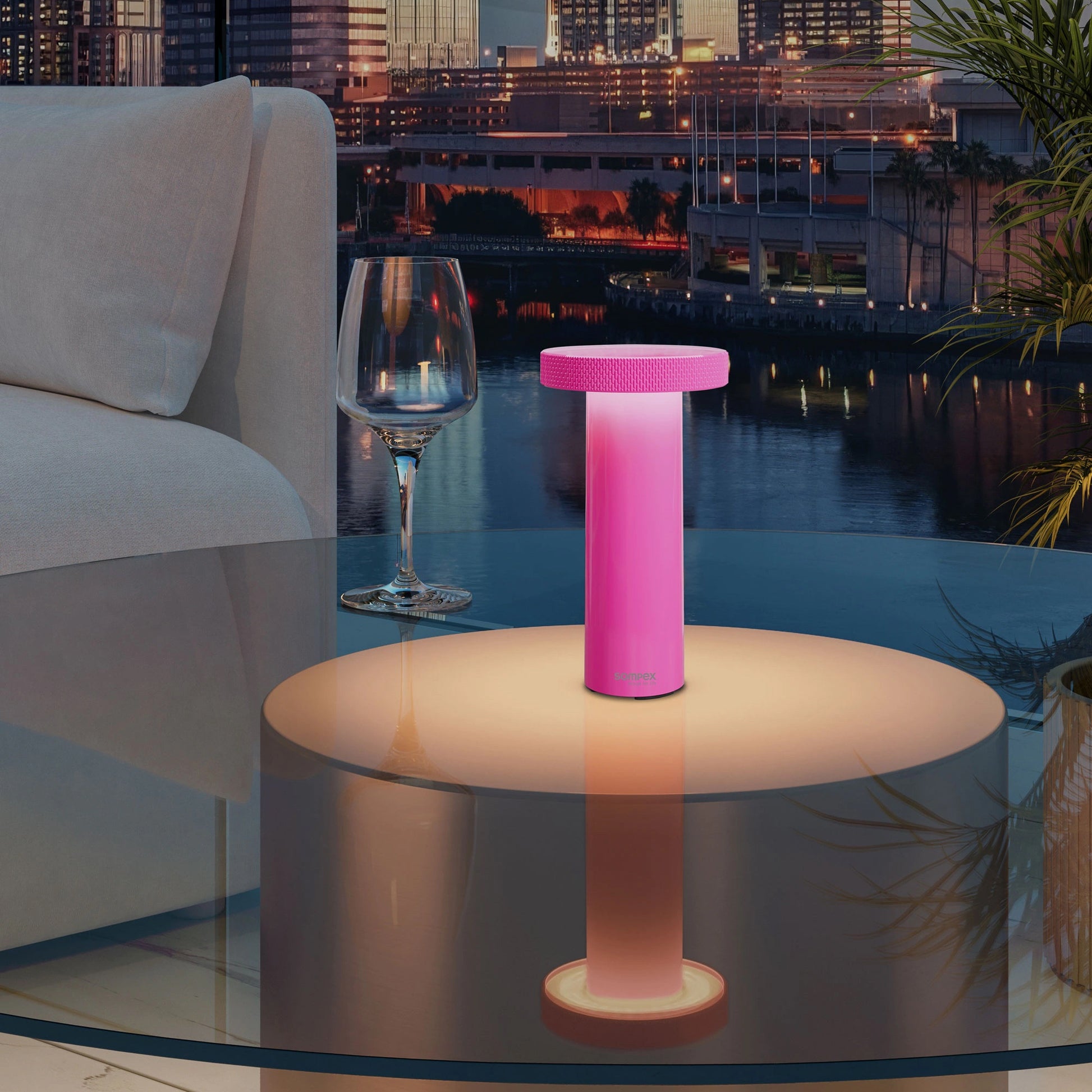 Sompex Volume Oplaadbare Tafellamp Neon Pink│art. 78538│op glazen buitentafel
