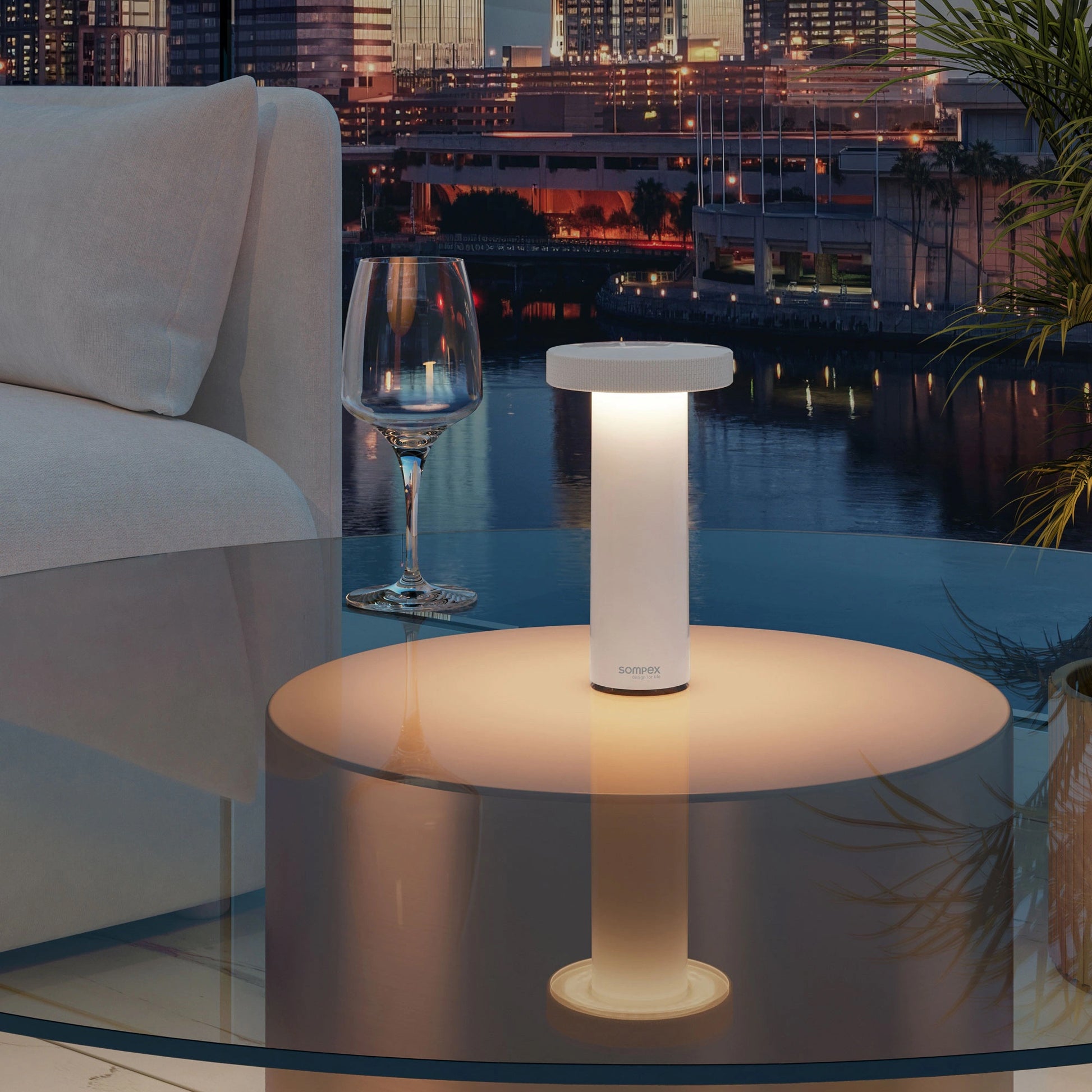 Sompex Volume Oplaadbare Tafellamp Wit│art. 78530│op glazen buitentafel
