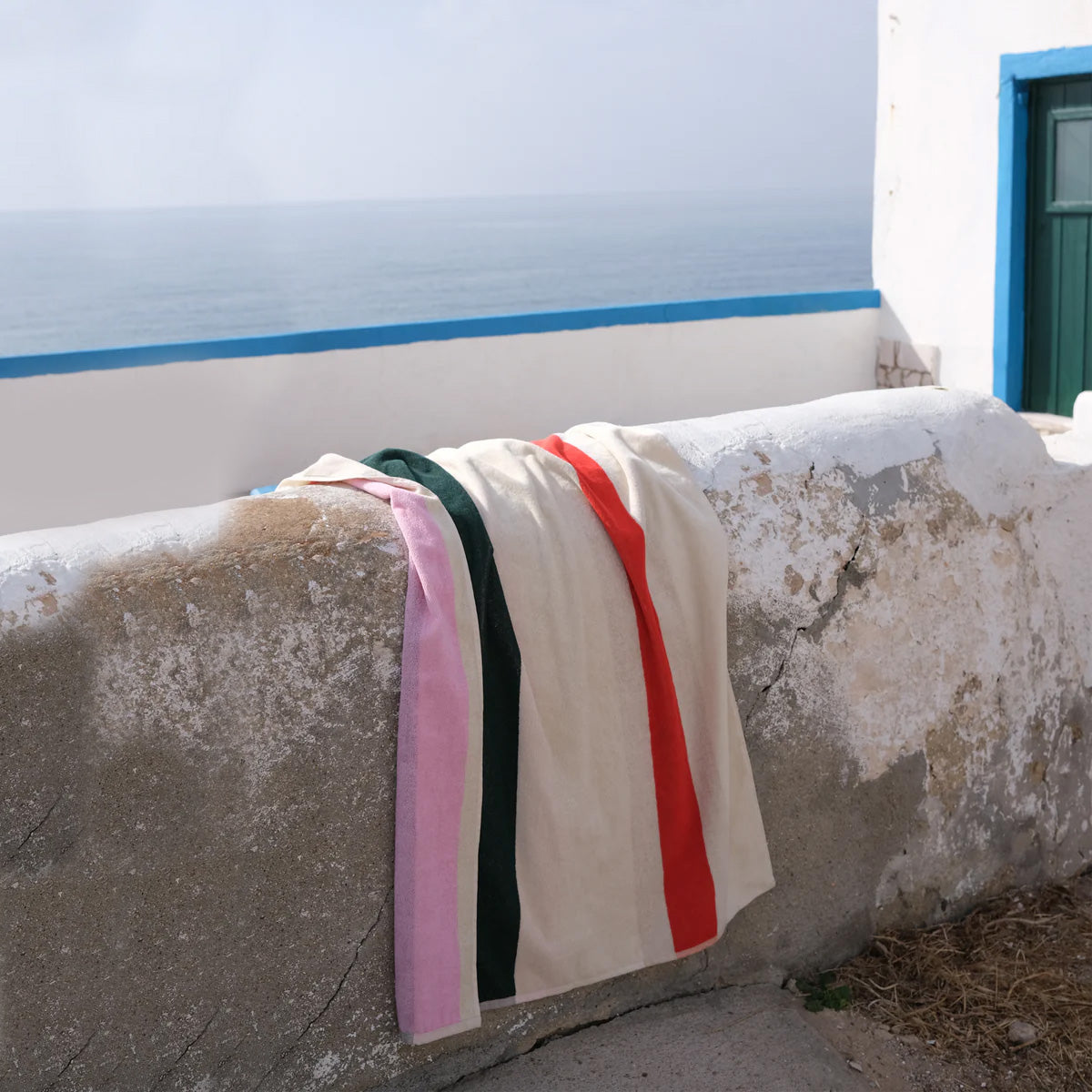 Strandlaken Martens & Martens Red Dark Green Toffee&Pink Suite702│art. CMMTT90REDGTOPI│op stenen muur vakantiehuisje