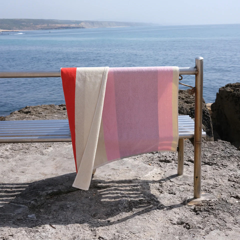 Strandlaken Martens & Martens Red Dark Green Toffee&Pink Suite702│art. CMMTT90REDGTOPI│op ijzeren bankje aan strand