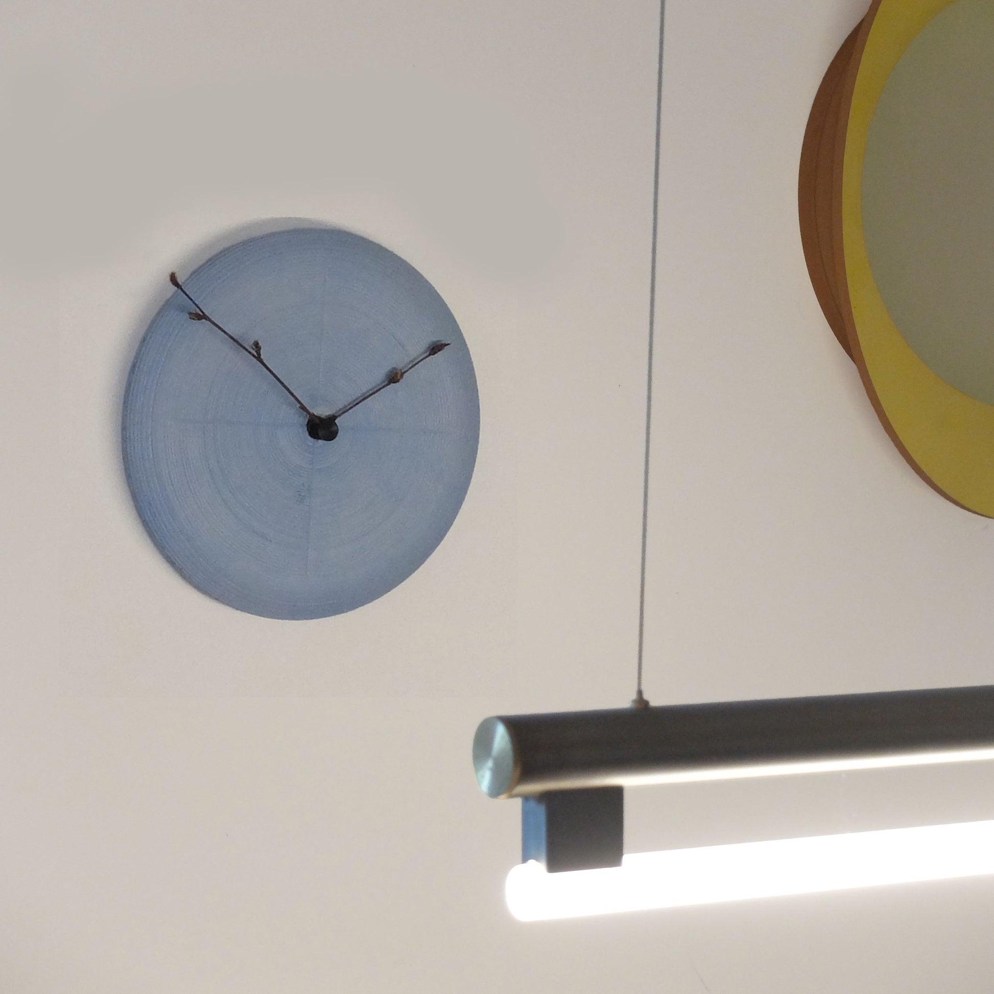 Tic-Tak Wandklok Lichtblauw Pro-Dukto│art. 20030-LB│aan wand met lamp en kunstwerk