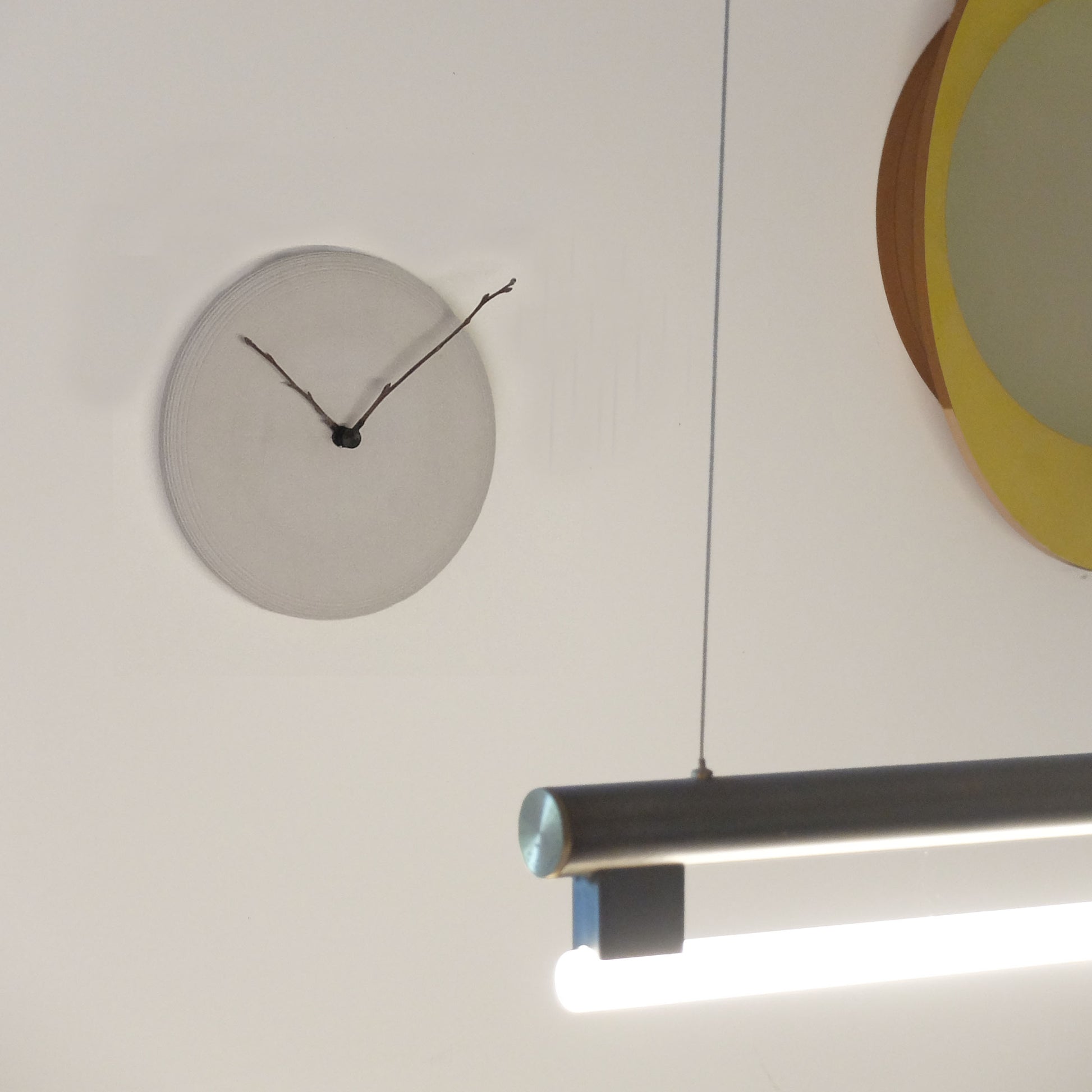 Tic-Tak Wandklok Wit Pro-Dukto│art. 20030-WH│aan wand met lamp en kunstwerk