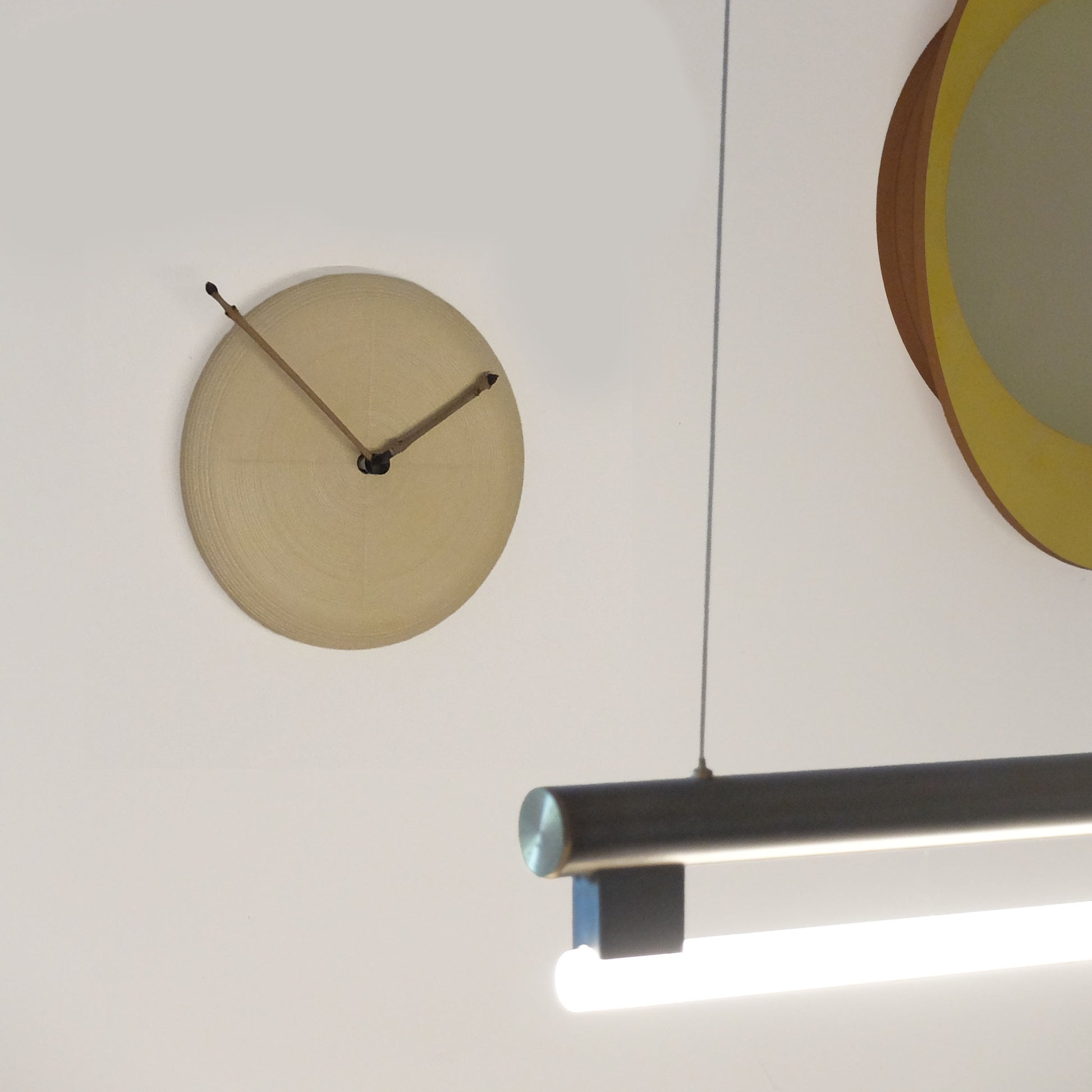 Tic-Tak Wandklok Geel Pro-Dukto│art. 20030-YE│aan wand naast lamp en schilderij