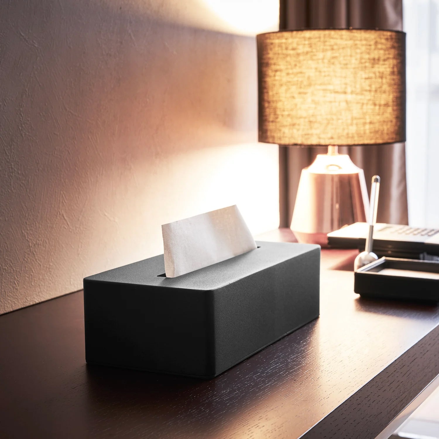Tower Tissuebox Staal Zwart│Yamazaki│art. 04216│op houten bureau
