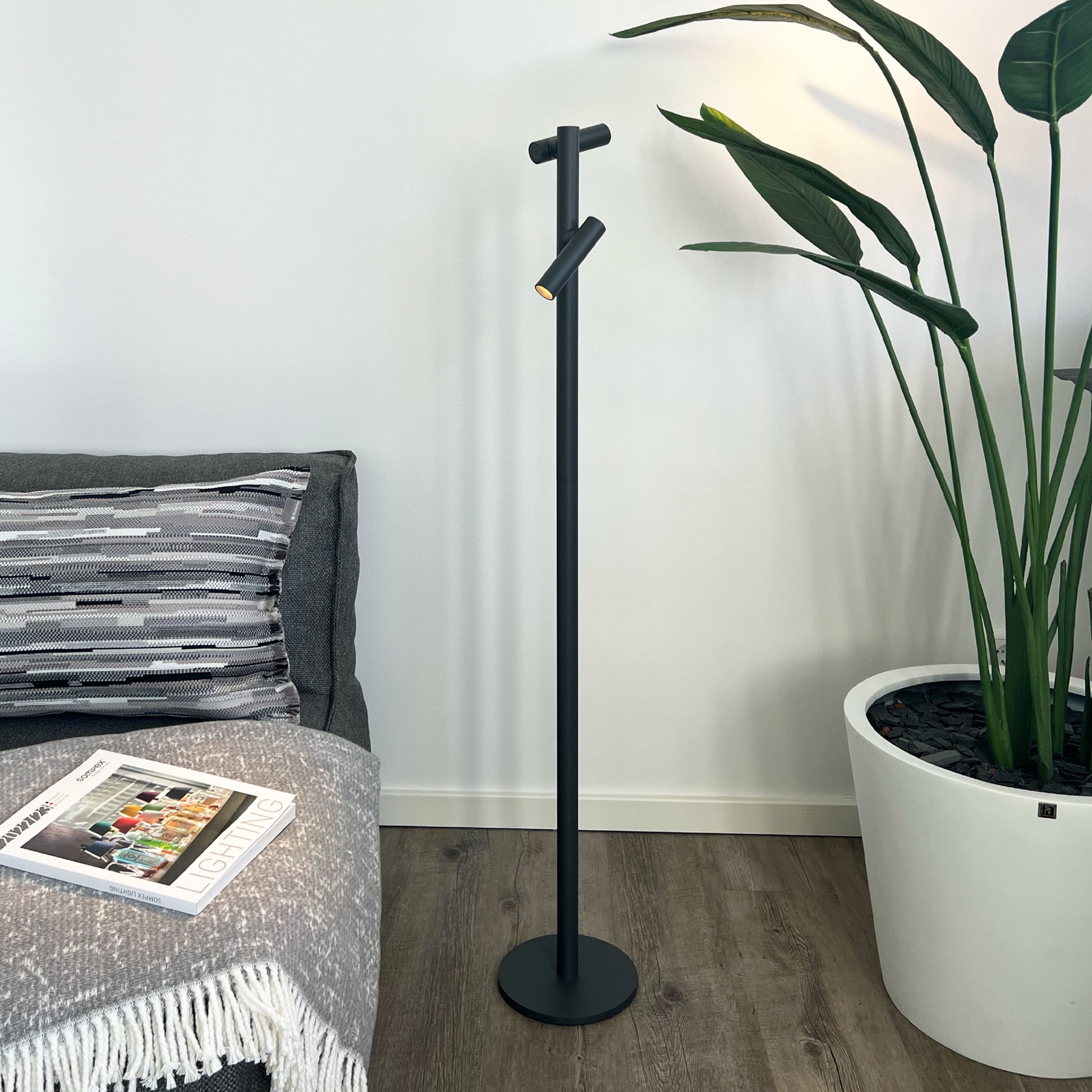 Tubo Oplaadbare Vloerlamp Dubbel Antraciet│Sompex│draadloos│art. 78122│in slaapkamet naast bed