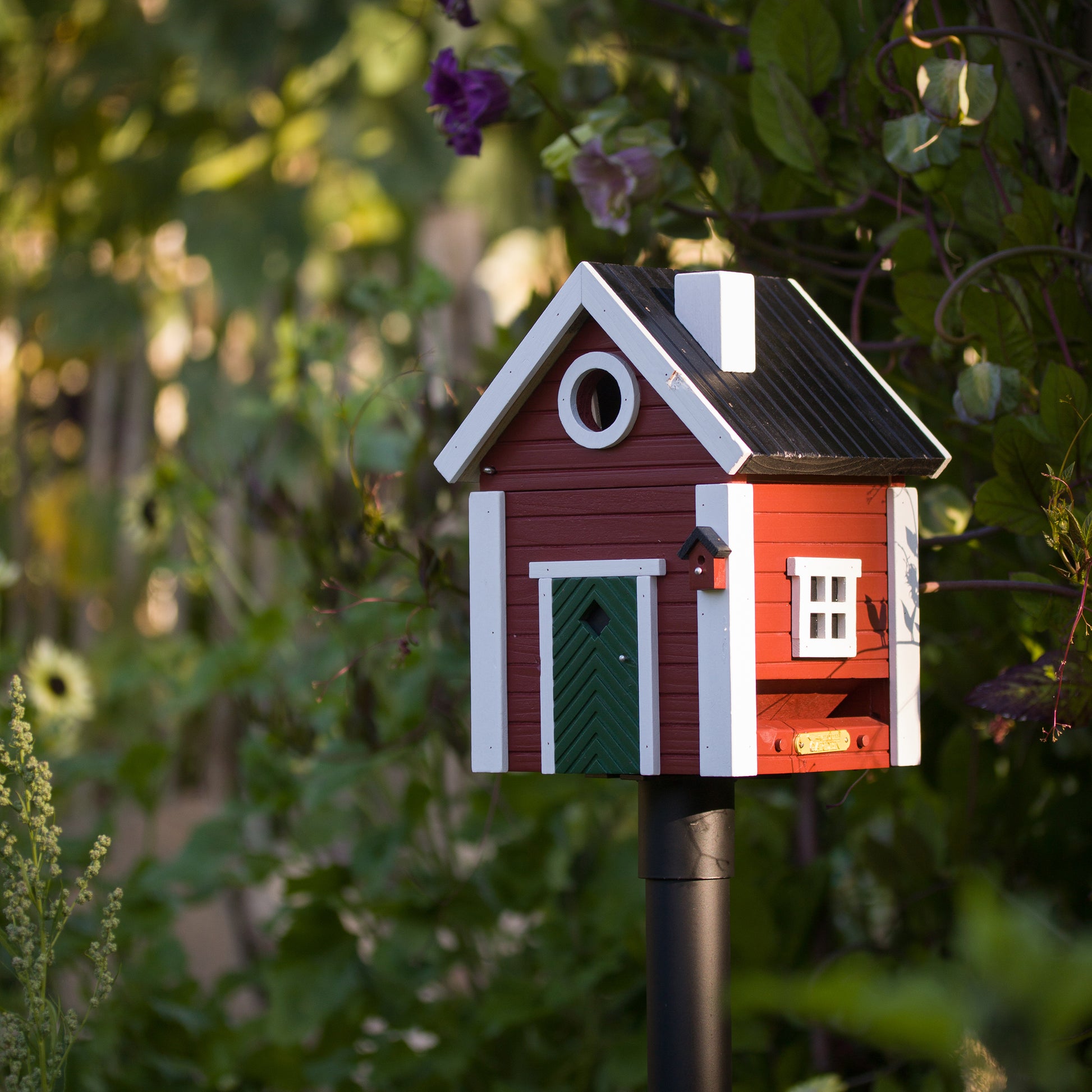 Multiholk Red Cottage Vogelhuis│Wildlife Garden│art. WG101│op metalen paal close up