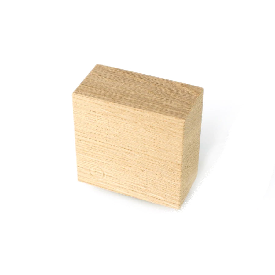 Traktor is een magnetisch wandblok voor het opbergen van je sleutelbos, of het ophangen van je keukenmessen etc. Deze handgemaakte kubus van het Belgische merk kabinet van Look is verkrijgbaar in 5 verschillende houtsoorten en kan tot 5 kg aan gewicht dragen.