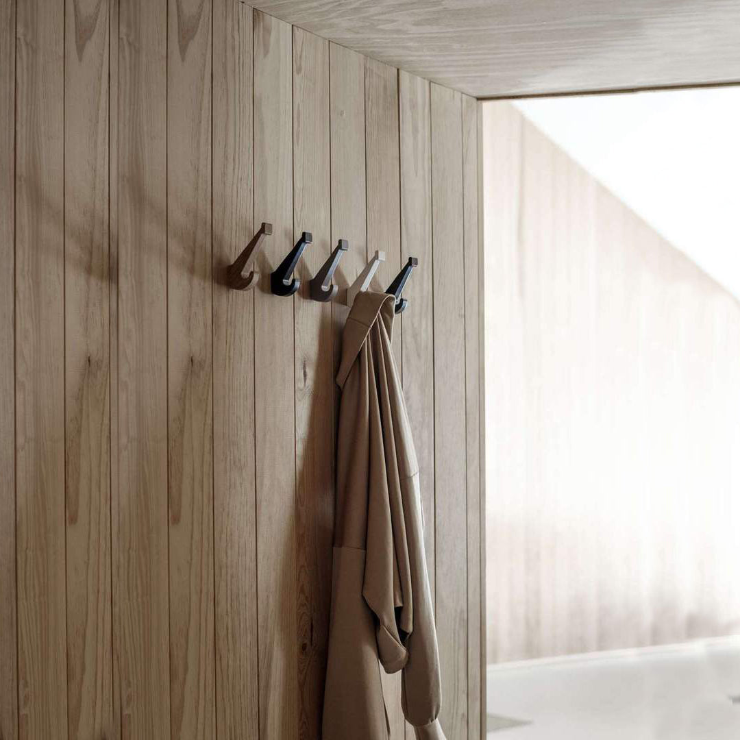 De School Hook is geïnspireerd op de klassieke wandhaak, en roept herinneringen op aan onze schooltijd. Deze kapstok van Spring Copenhagen is eenvoudig, sterk en functioneel. Hang meerdere haken in een rij voor een strak effect, of creëer verschillende hoogtes.