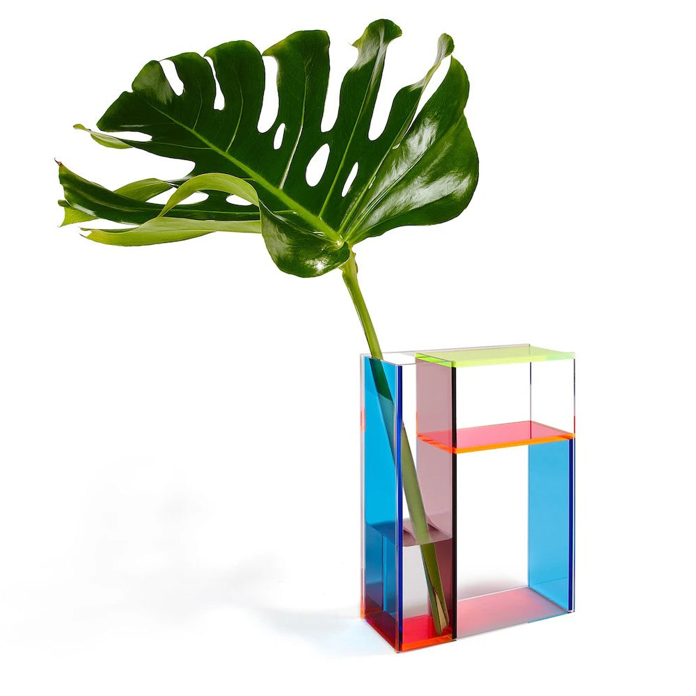 De Mondri-vase is een eerbetoon aan de Nederlandse kunstbeweging de Stijl en is vernoemd naar Piet Mondriaan. Samengesteld uit transparante acrylpanelen in diverse kleuren, die een prachtig kleurenspel en schaduwen creëren. Ontworpen met drie verschillende kamers voor verschillende bloemgroottes. Drie vazen in één!